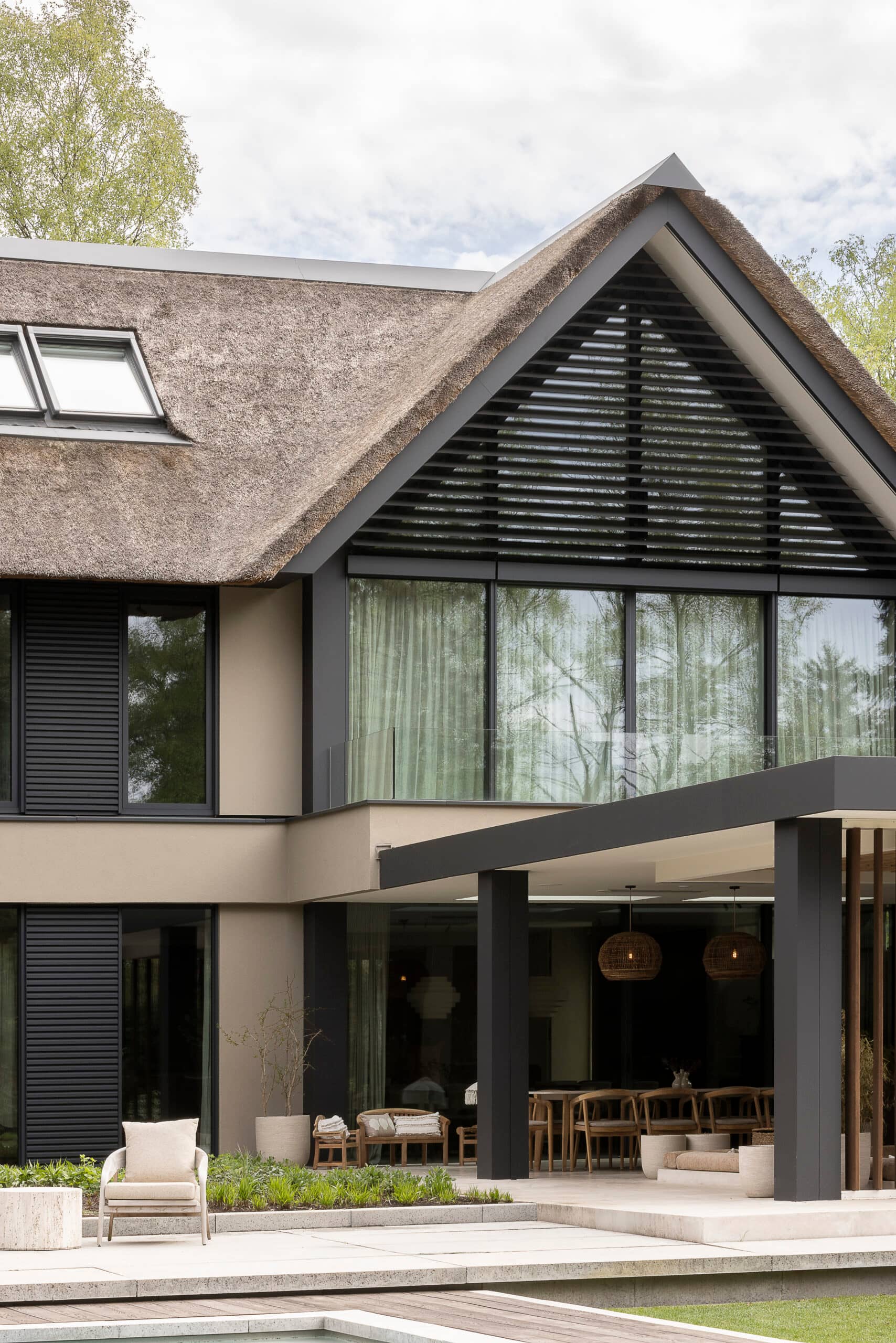 Thuiskantoor met houten wandpanelen, Bureau en ingebouwde stellingen