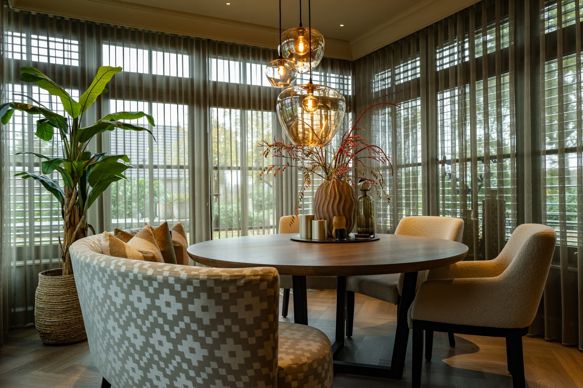 Wijnkast detail met gouden leggers en flessen