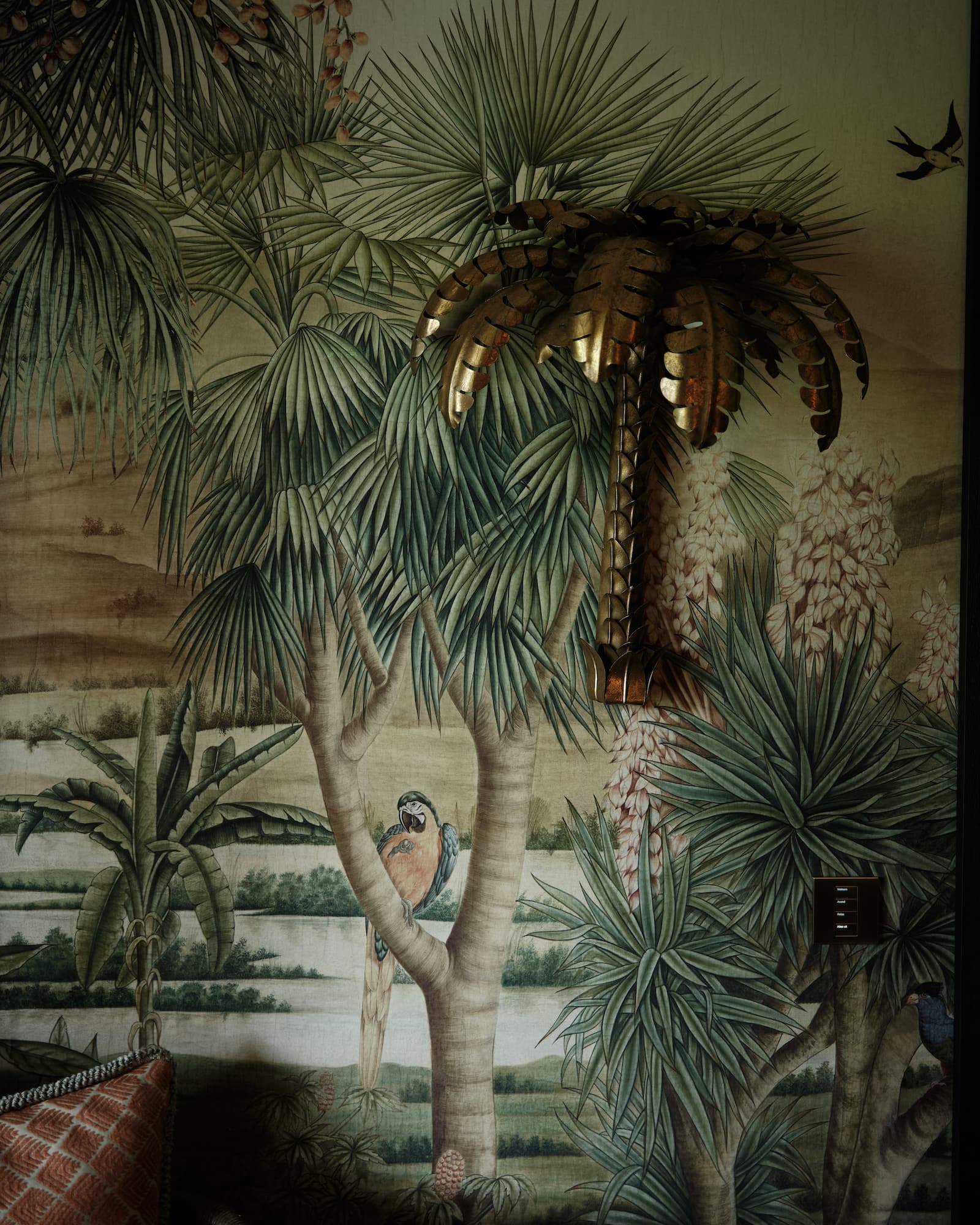 Slaapkamer met eikenhouten interieur en gemengde kussens