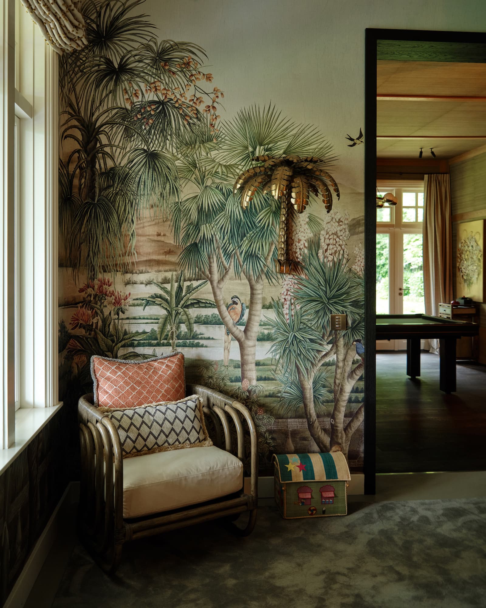 Detailview tropisch palmenbehang met decoratieve fauteuil