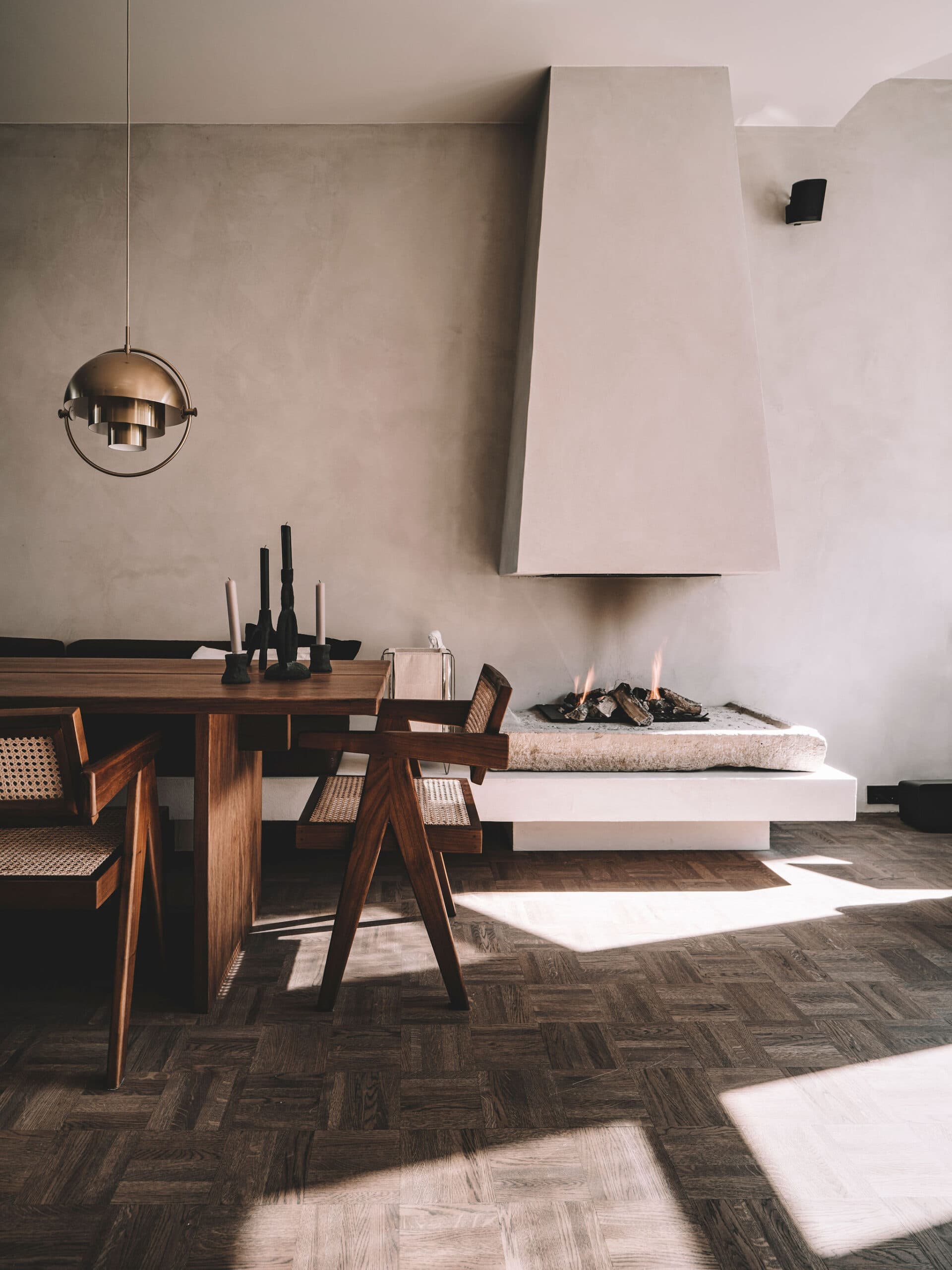 Entreehal met styling-wagen, raamdecoratief arrangement en zwarte ramen