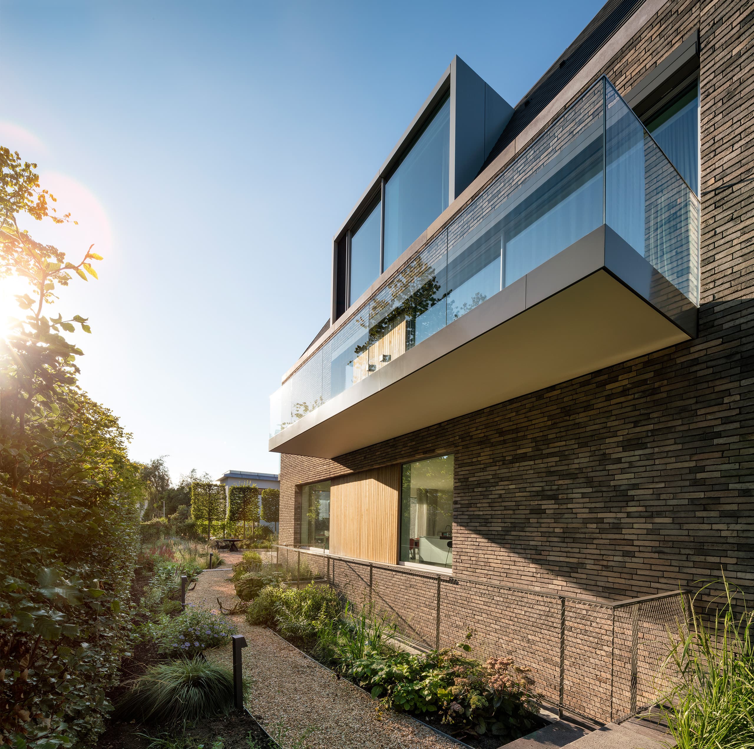 Moderne bakstenen villa avondfoto met grote ramen en terrastuin