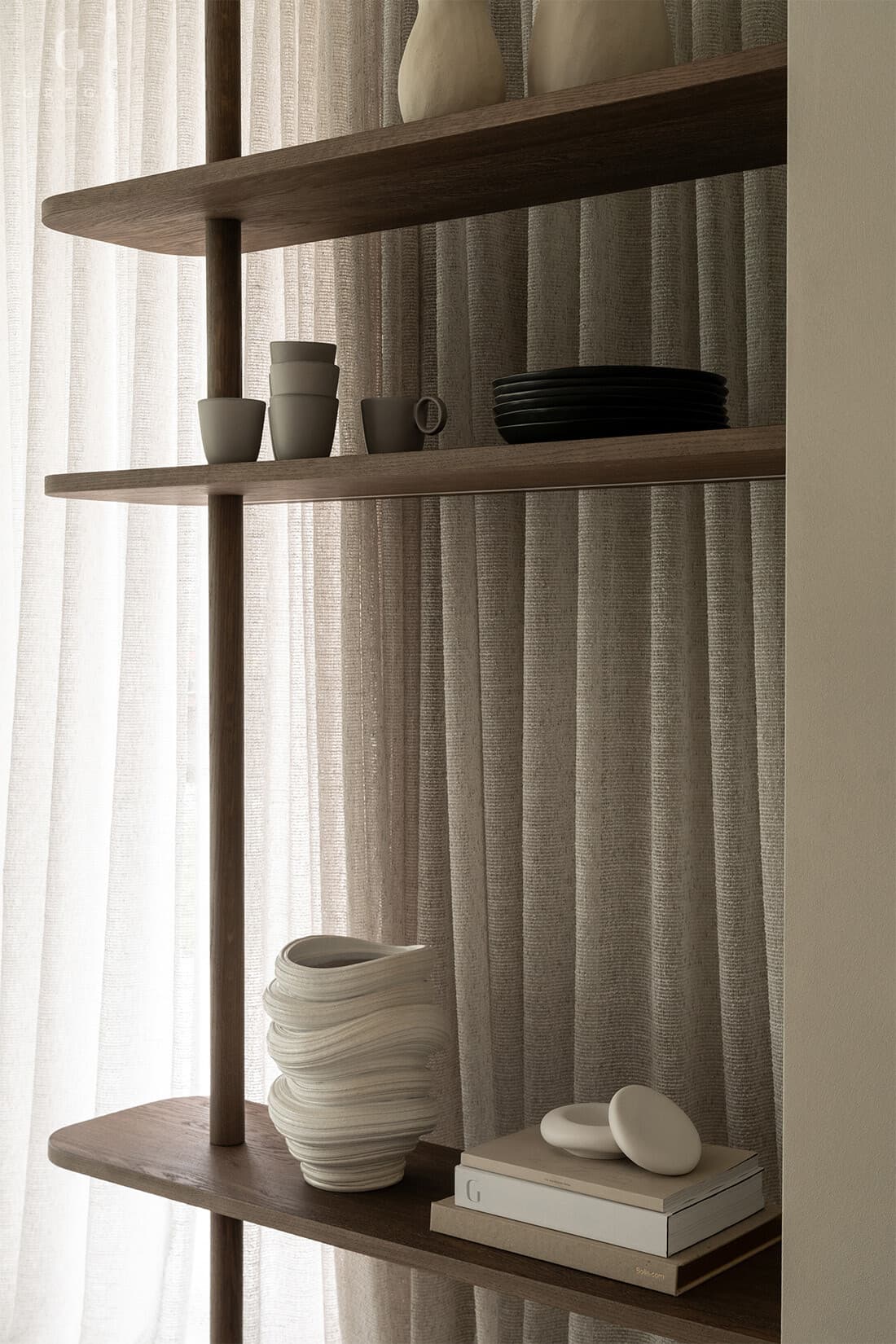 Kamer met beige garderobe en donkerbruine stellingkast