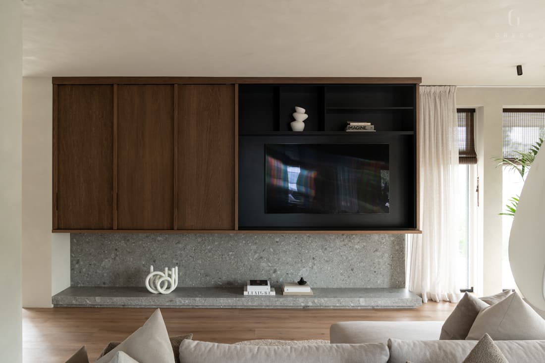 Tv-wand met donkerbruine kasten en zwarte tv-opening