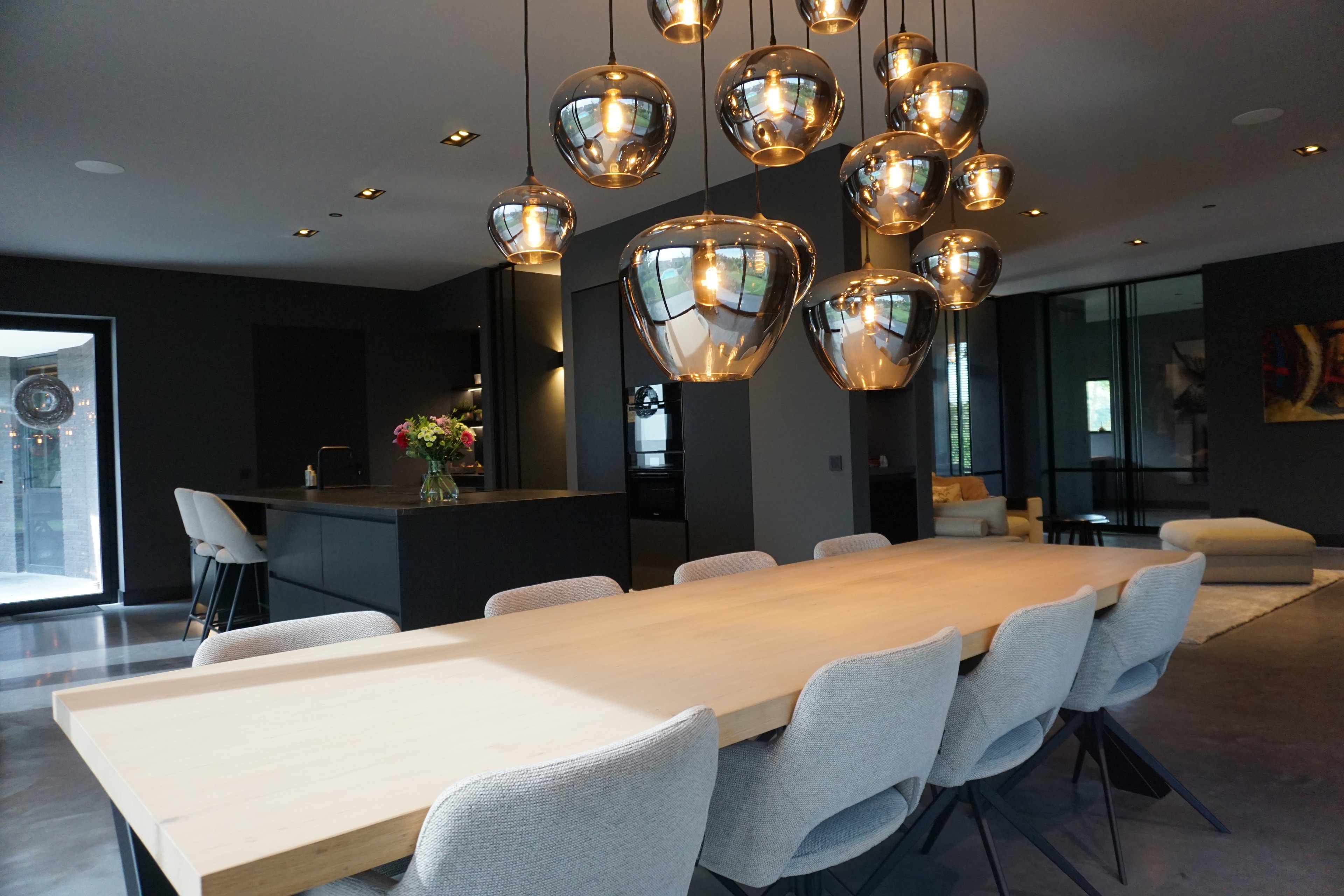 Hotel-Chic Villa with Dark Contrasts and Rich Textures