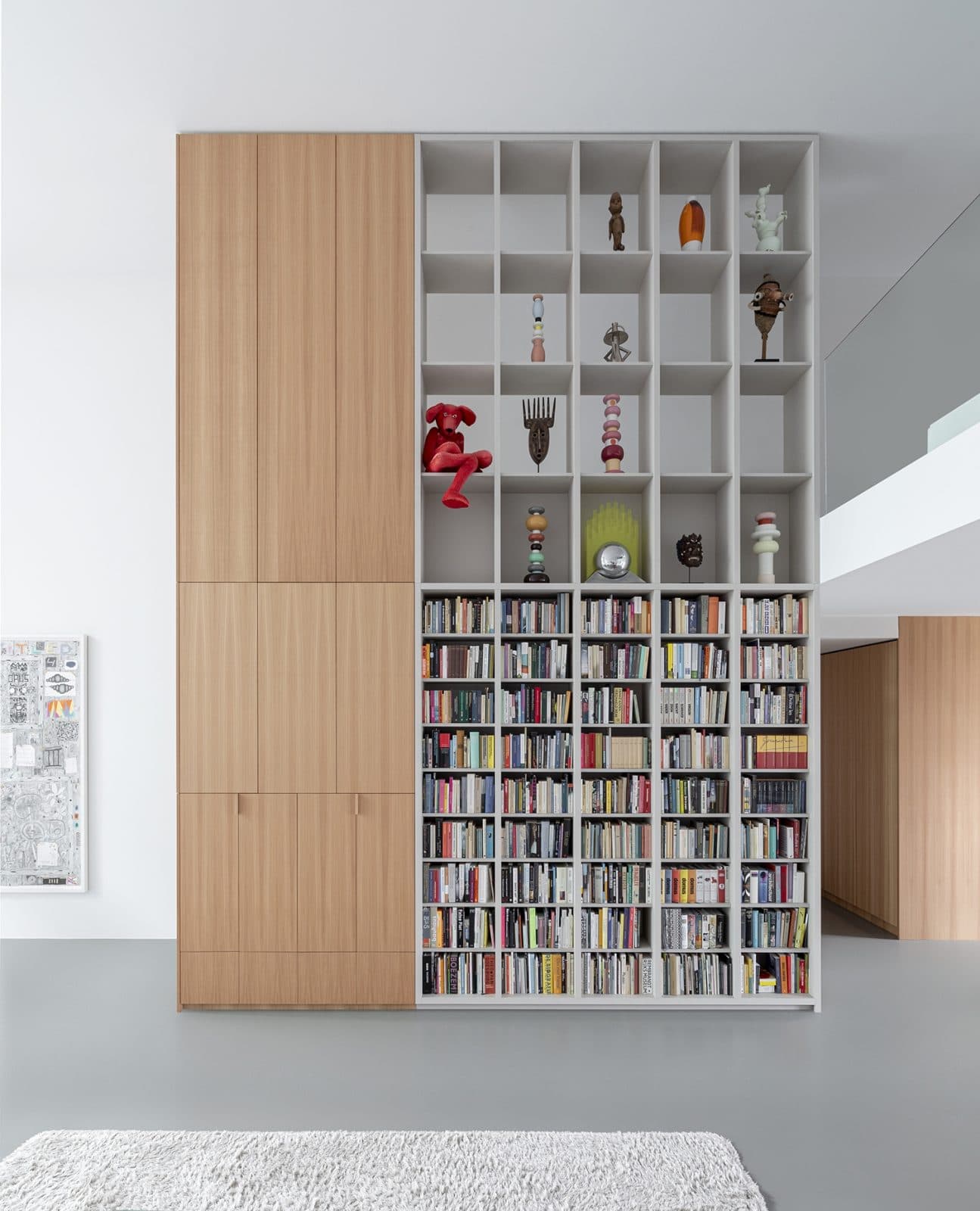 Boekenkast wand met witte kasten en houten deuren