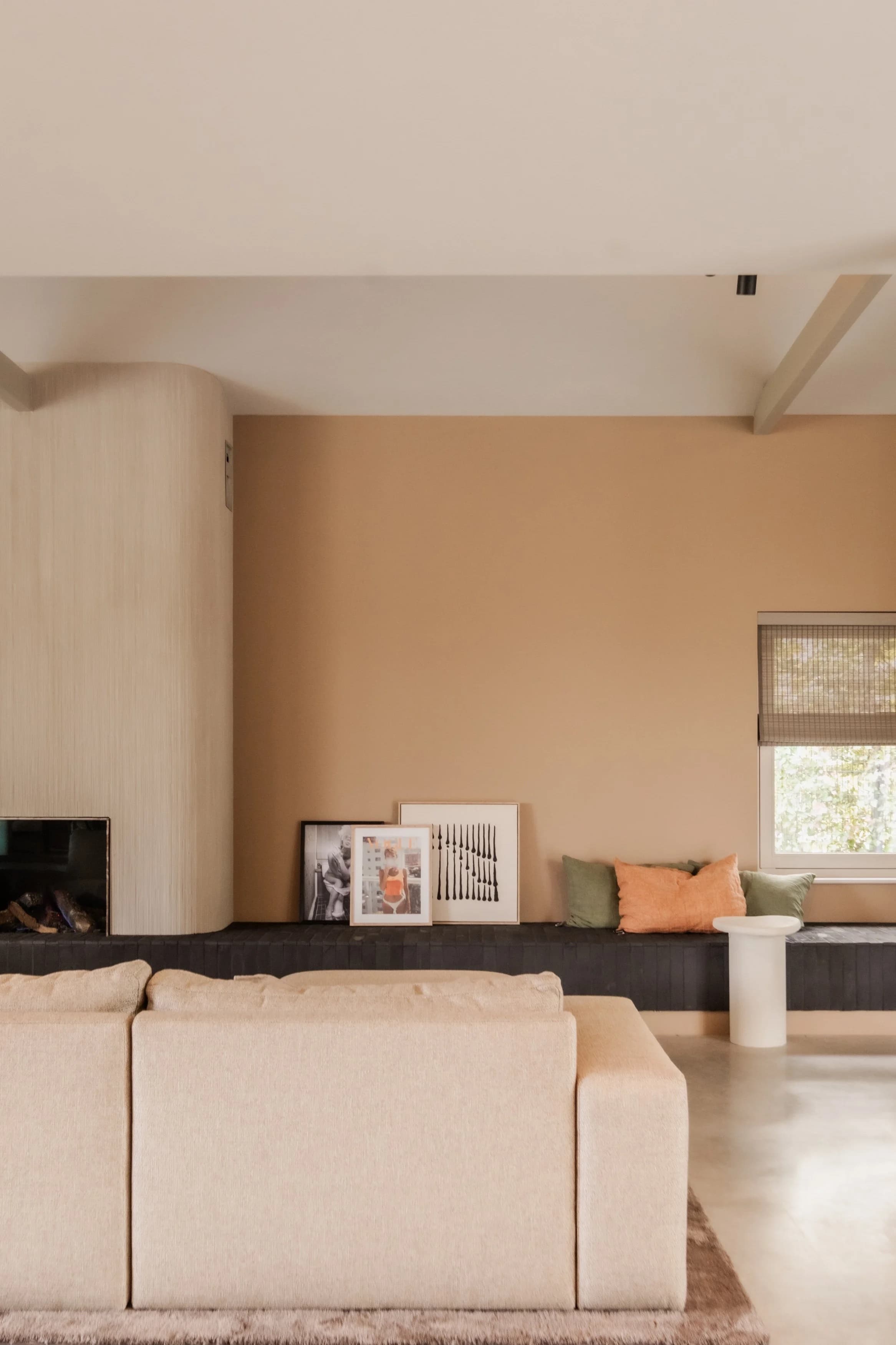 Slaapkamer met houten hanglamp en vrijstaand bad