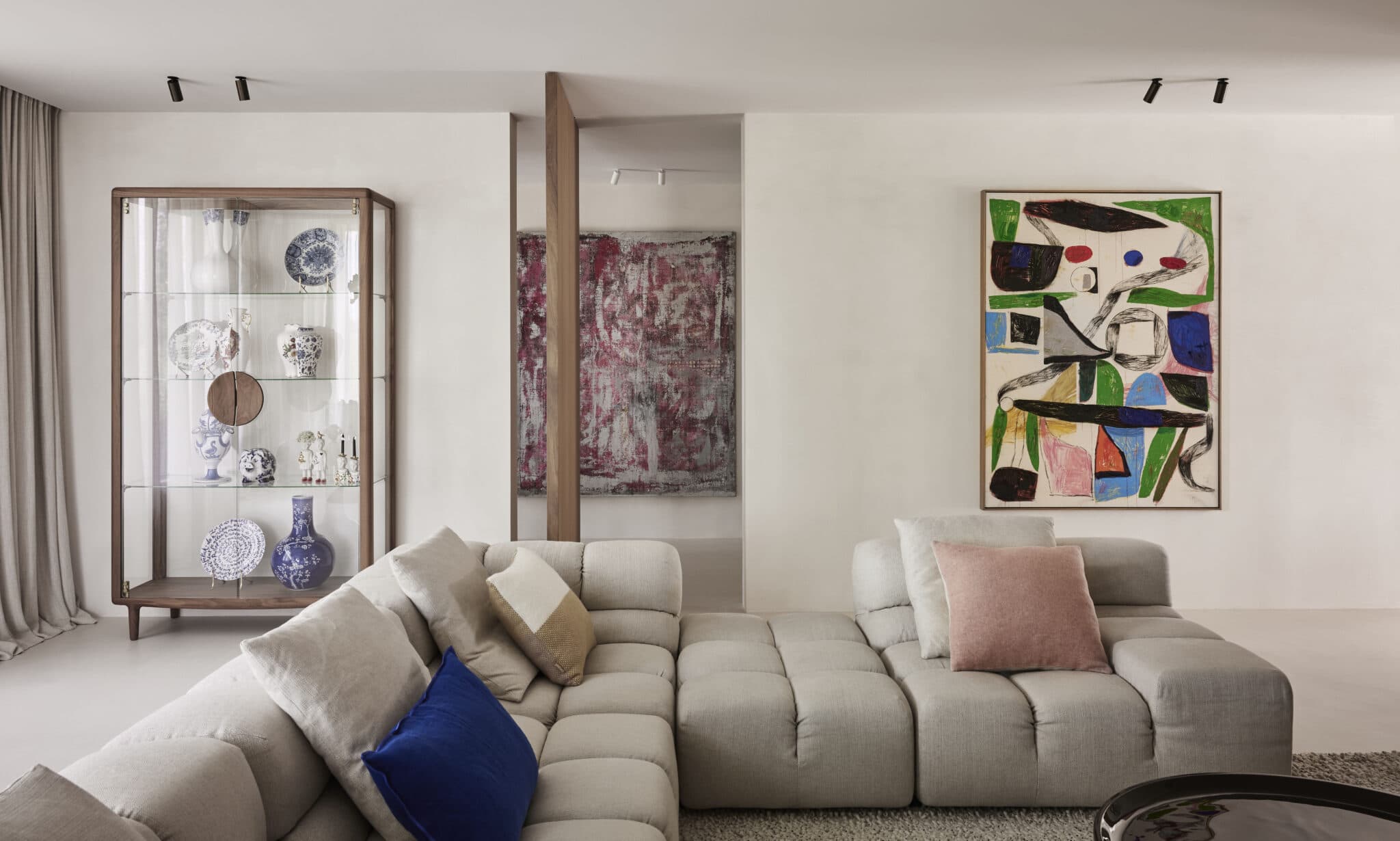 Woonkamer met kanalen bank, open haard en doublehoogte plafond