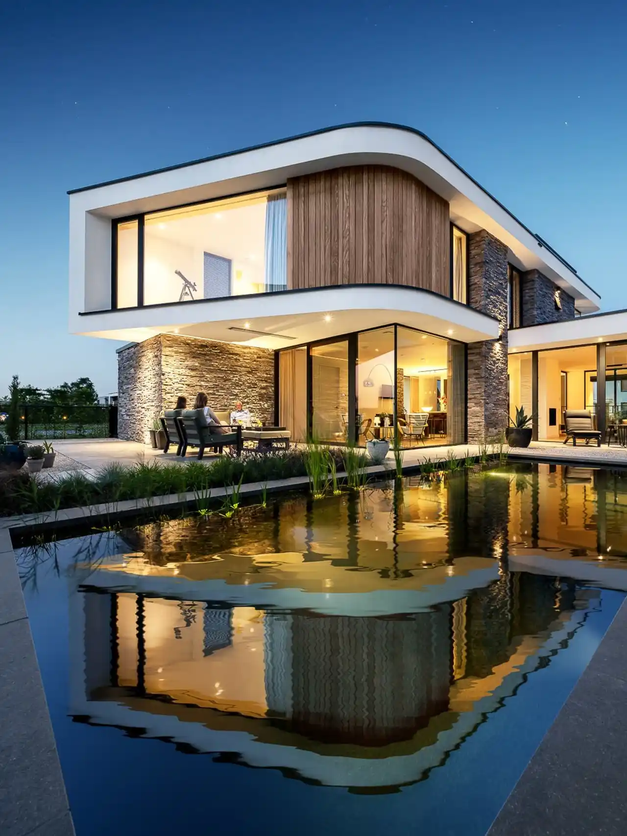 Terras en vijver aan voorzijde villa met gebogen houten details en natuursteen