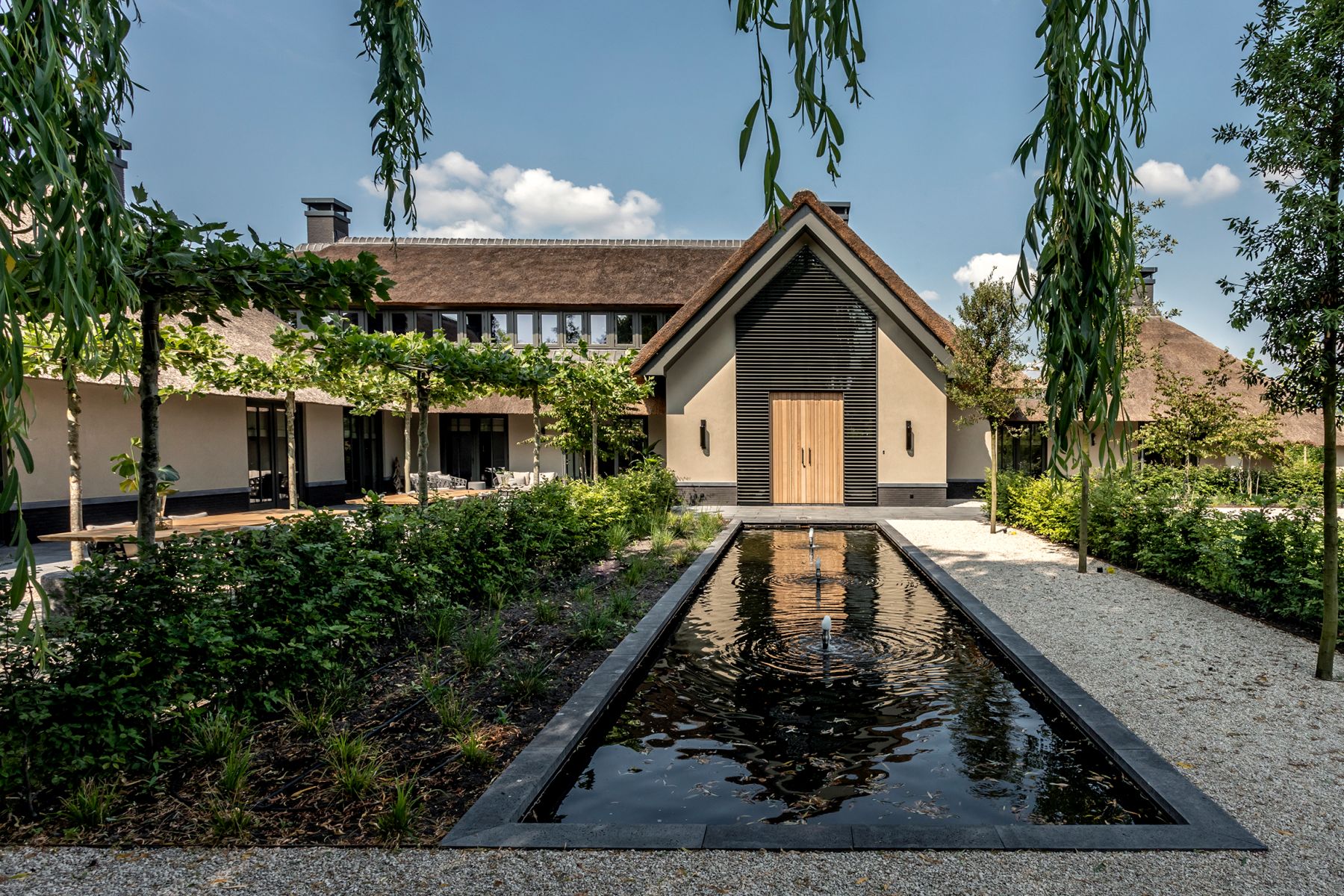 Ruime landelijk moderne villa met zwembad