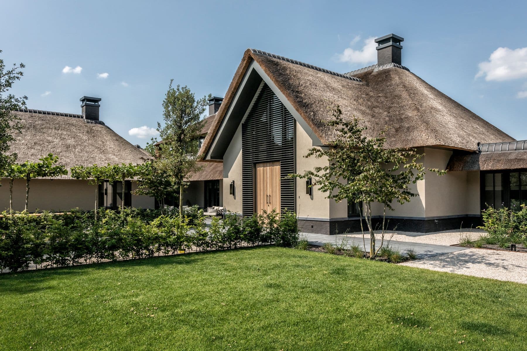 Slaapkamer onder spant met houten balken en linnengoed