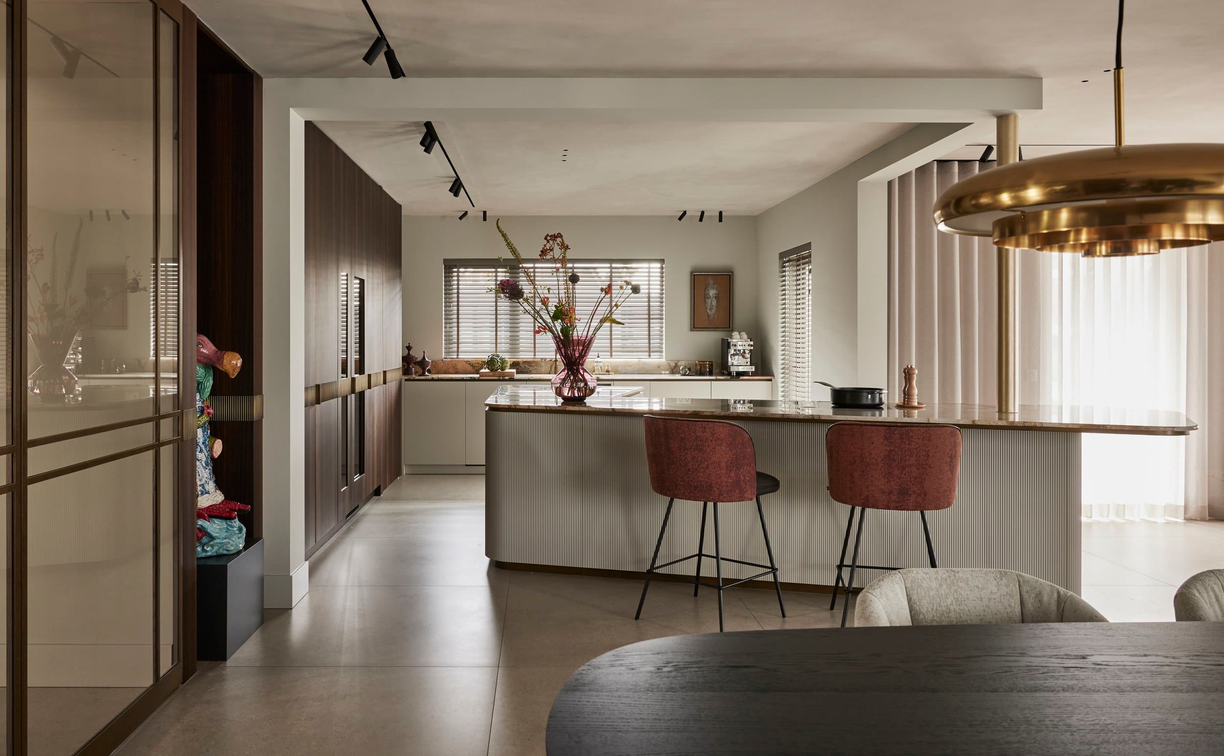 Moderne keuken met witte geribbelde fronten en marmeren werkblad