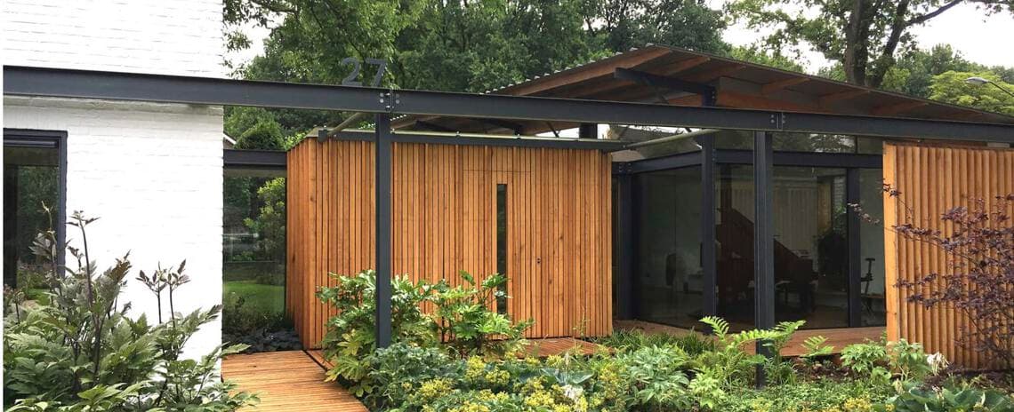 Moderne uitbouw met houten lamellen, stalen frame en houten terras