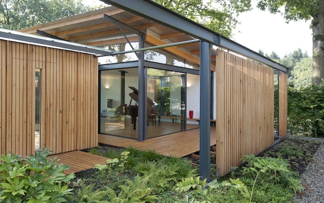 Minimalistisch tuinhuis met houten lamellen, stalen frame en houten dek