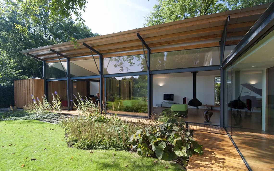 Modernistische veranda met stalen constructie, houten dak en glazen wanden