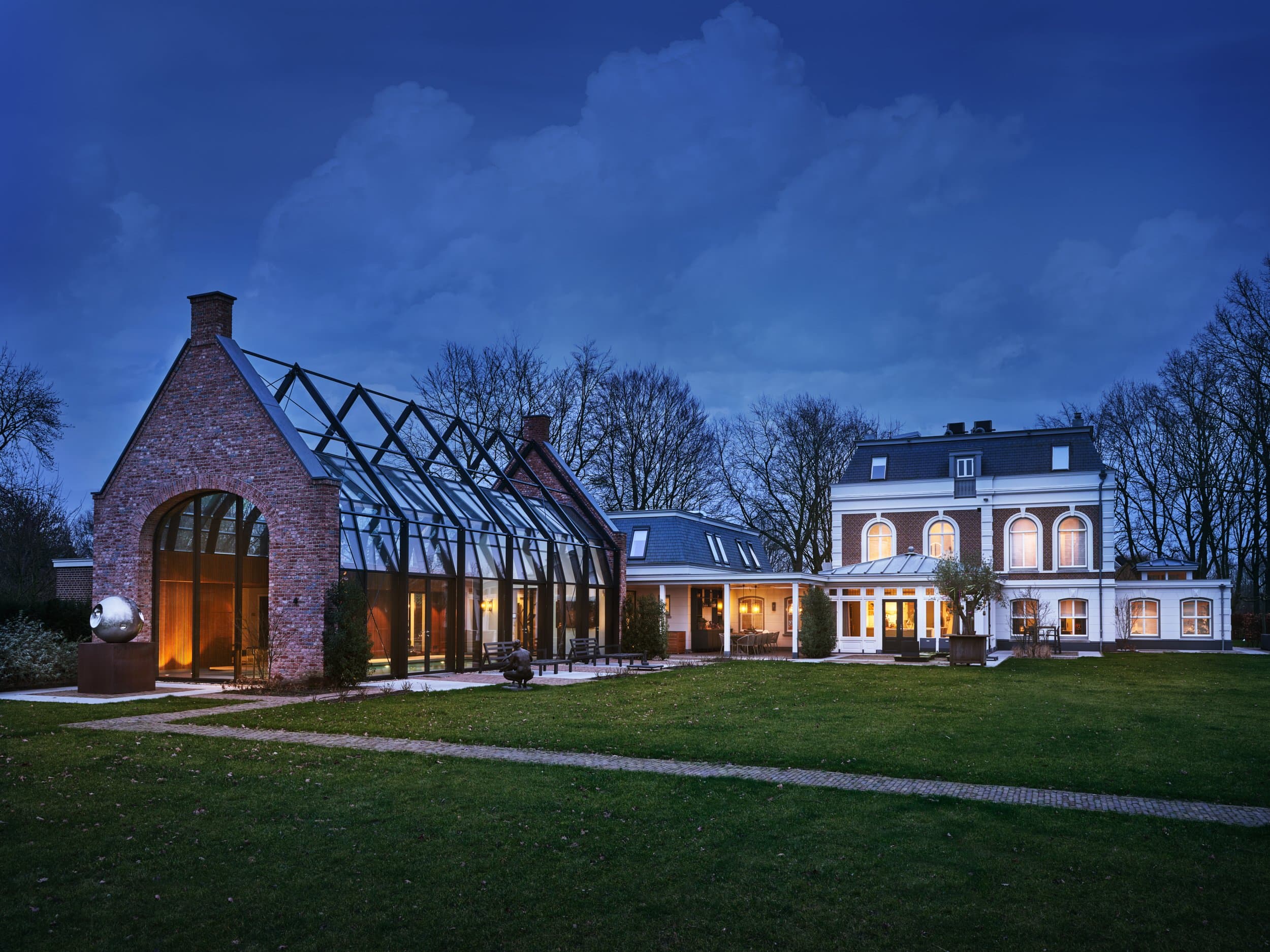 Portretfoto van interieurontwerper Martijn Veldman met designportfolio
