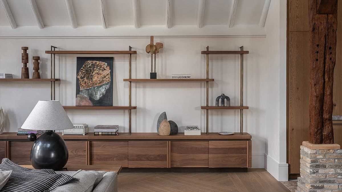 Badkamer met vrijstaand bad, houten spanten en geïntegreerde wastafel