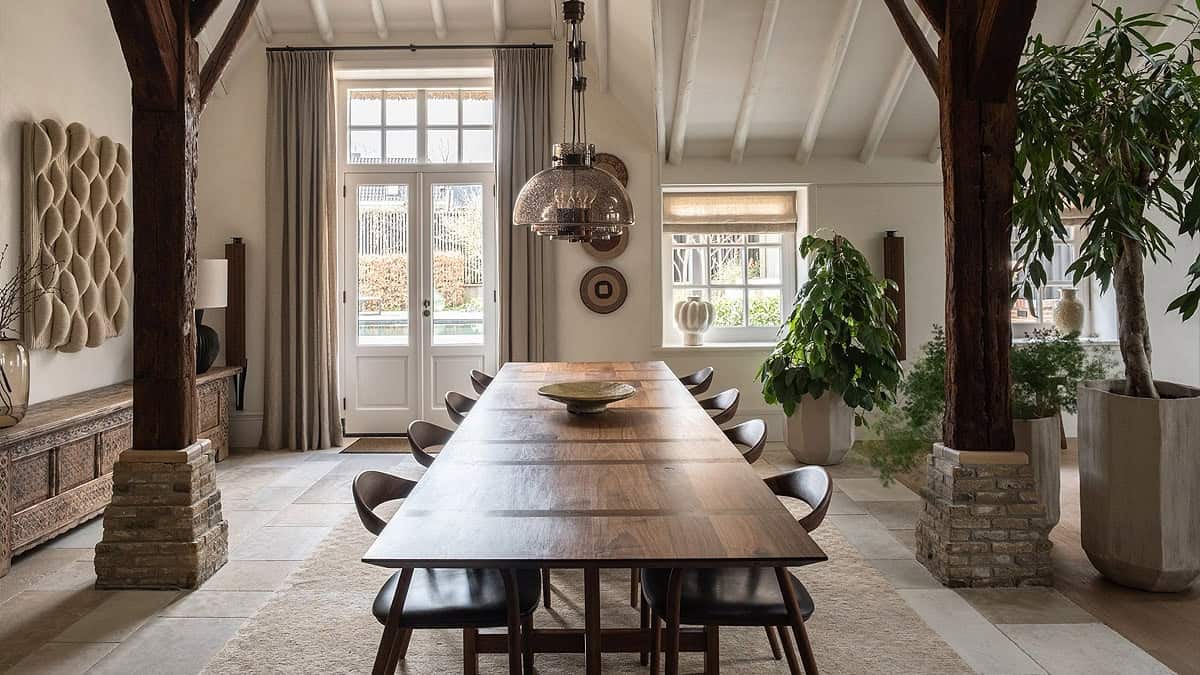 Rietgedekte boerderij met baksteengevels, terras en zwembassin