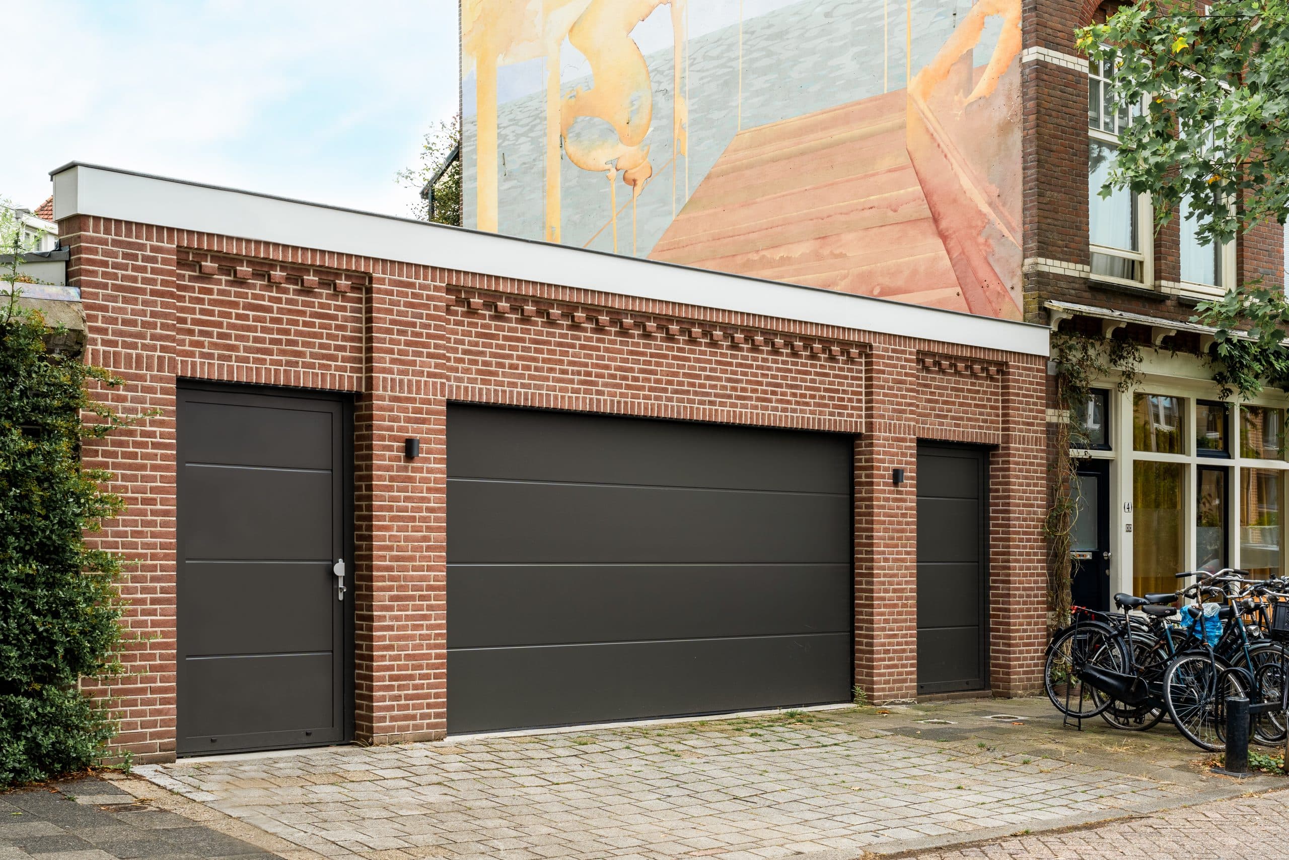 Gesloten keuken met doorlopende eikenhouten kastenwand en eiland