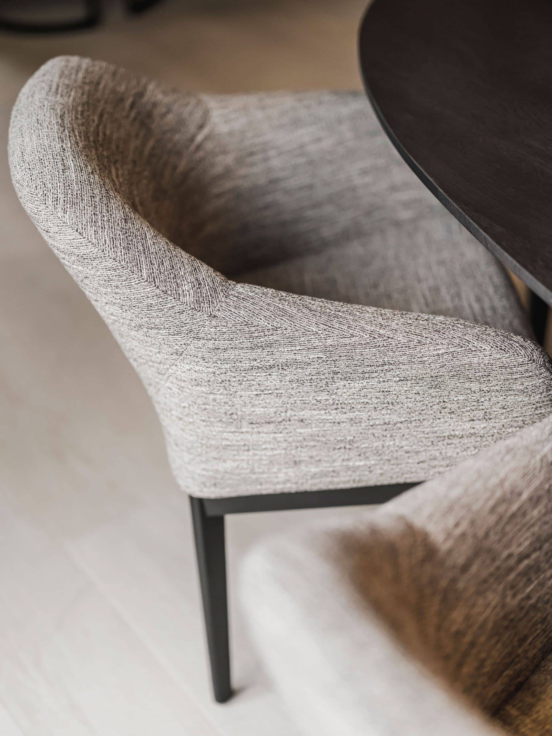 Open woonkamer met tv-wand, beige kasten en houten scheidingswanden