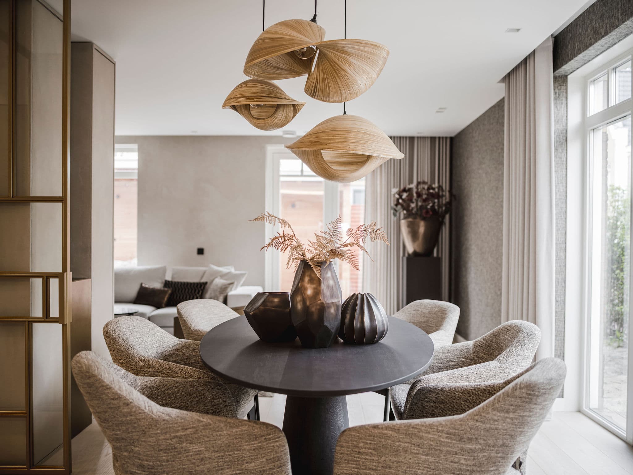 Slaapkamer met houten scheidingswanden en zwart rond tafel