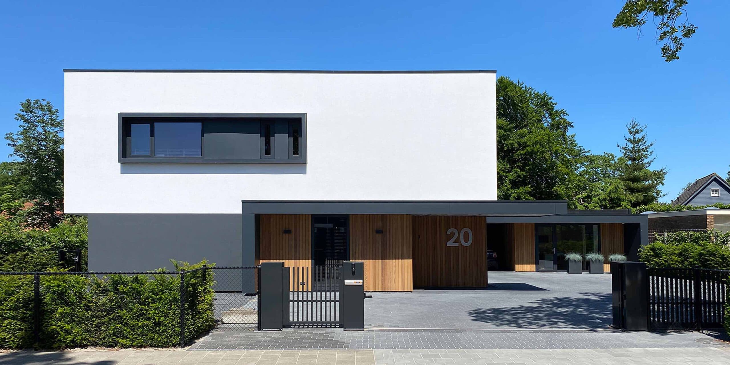 Moderne villa met wit stucwerk, houten accenten en grijze poort