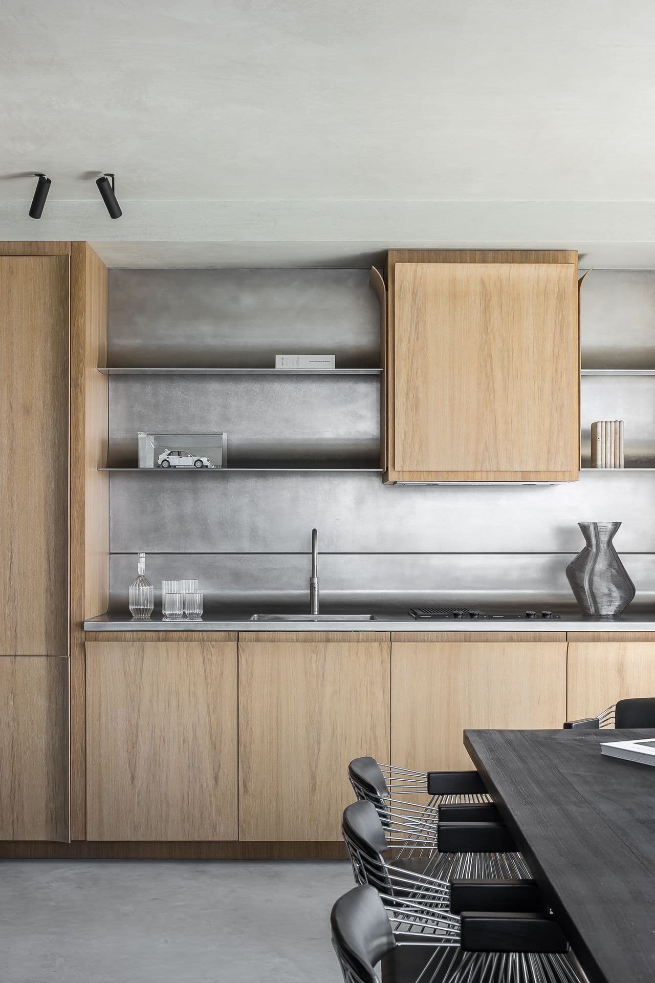 Keuken met eikenhouten kastenwand, grijze backsplash en spoelbak