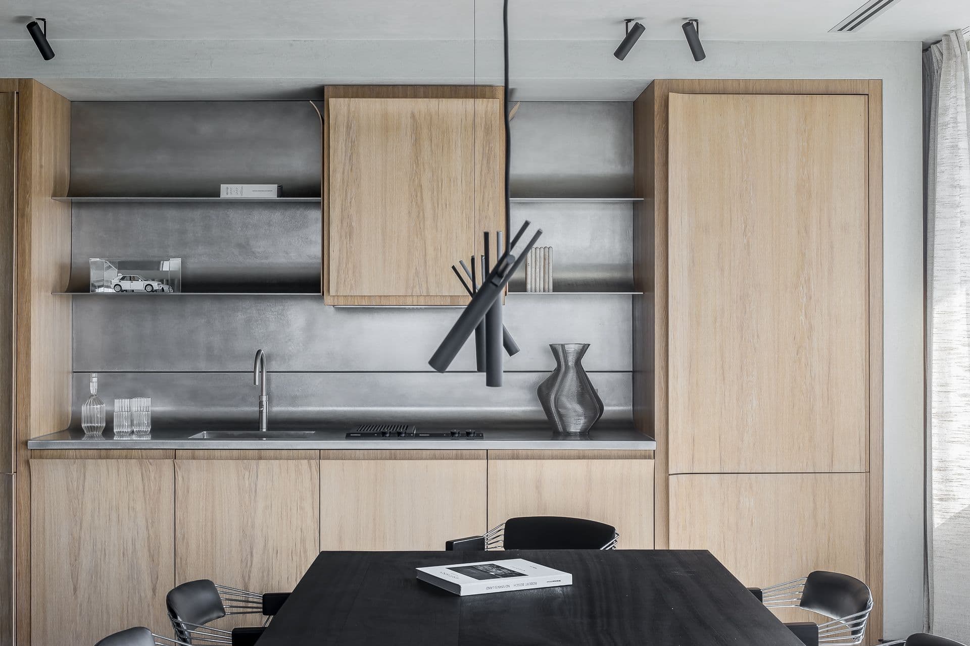 Keuken met eikenhouten kasten, grijze betonnen werkblad en inbouwapparatuur