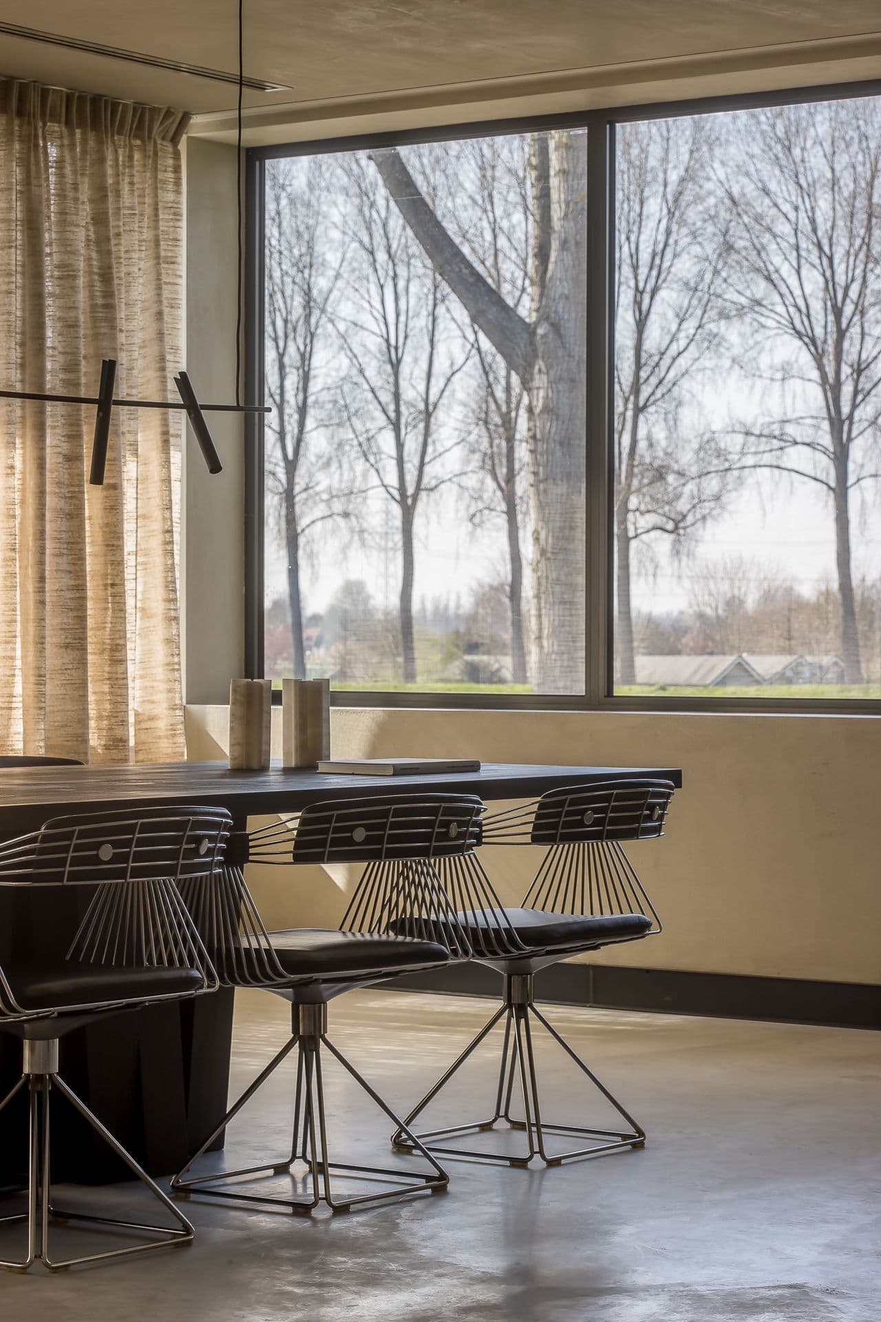 Kantoor met betonnen trap, donkerhouten bureau en industriële esthetiek