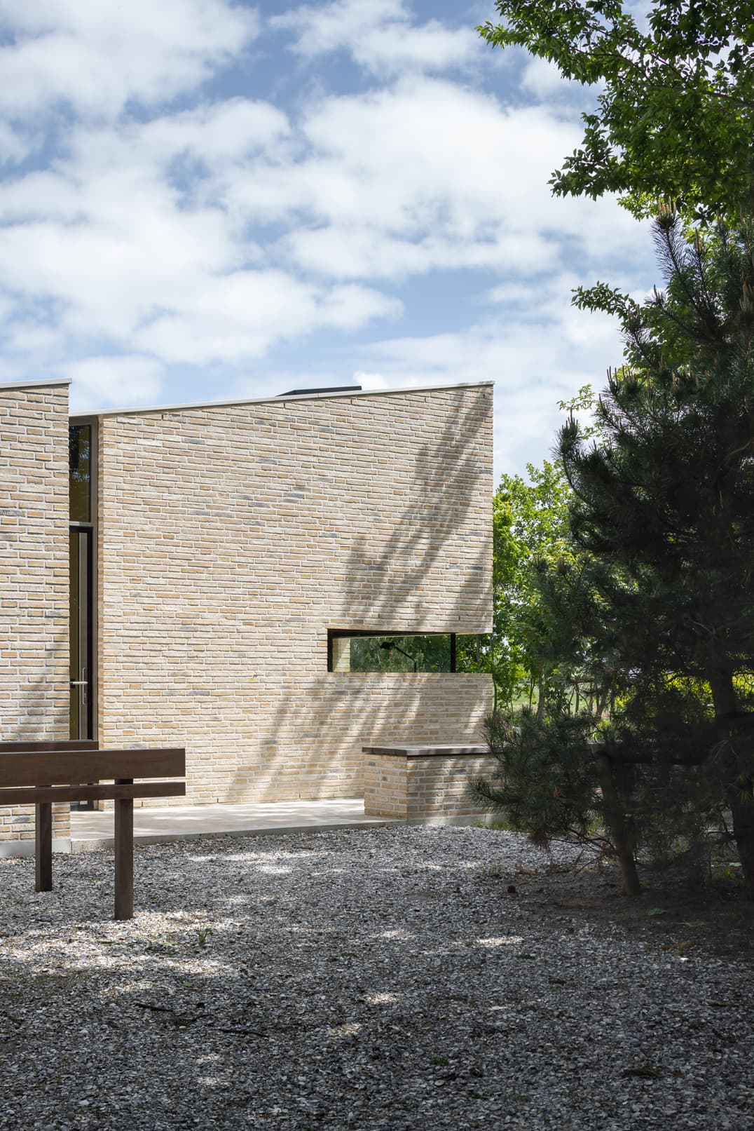 Moderne bakstenen villa met overdekt terras en groene tuin
