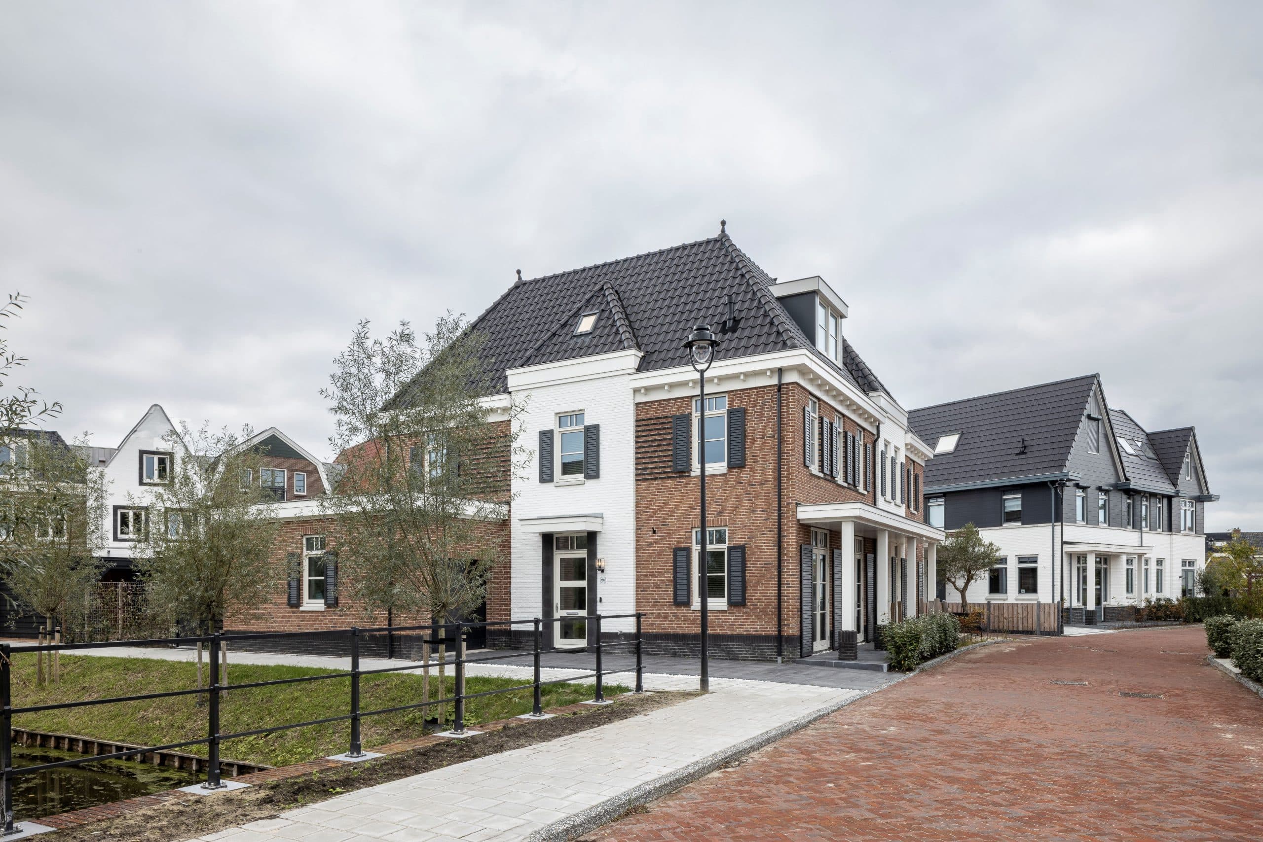 Villabouw met traditionele bakstenen voorkant en zwarte garage
