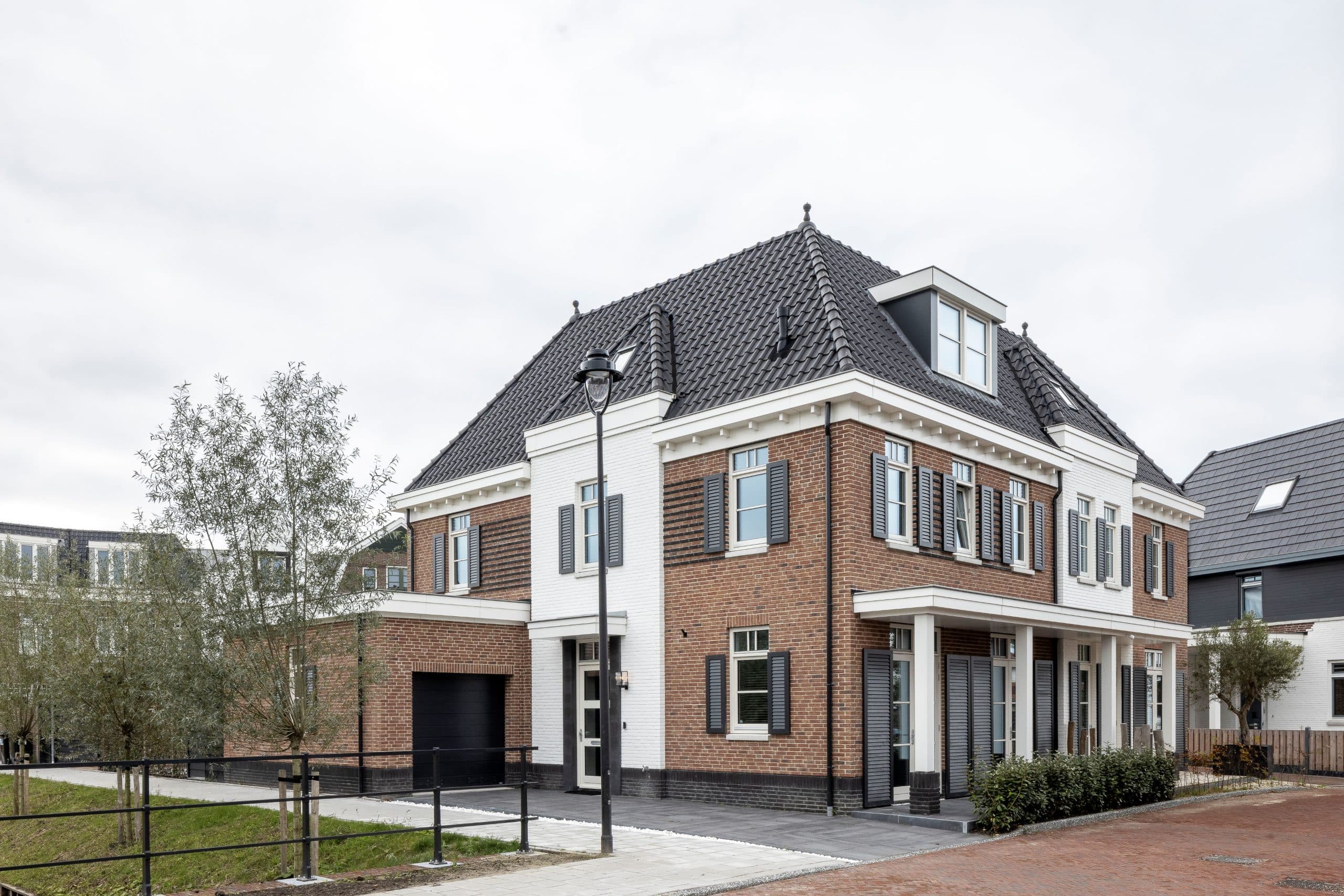 Eetkamer met grijze rolgordijnen en gestructureerde houten tafelblad