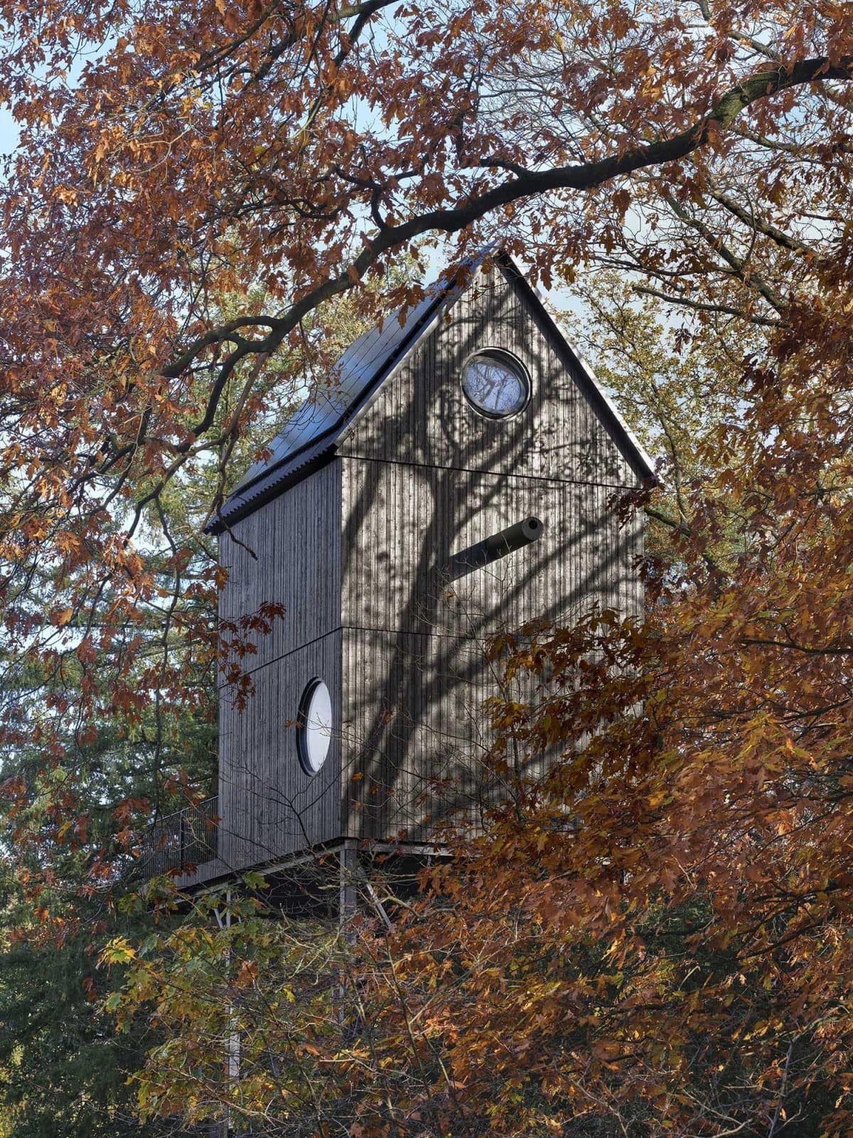 Zwart houten woonmodule met gezichtsfoto in herfstkleuren