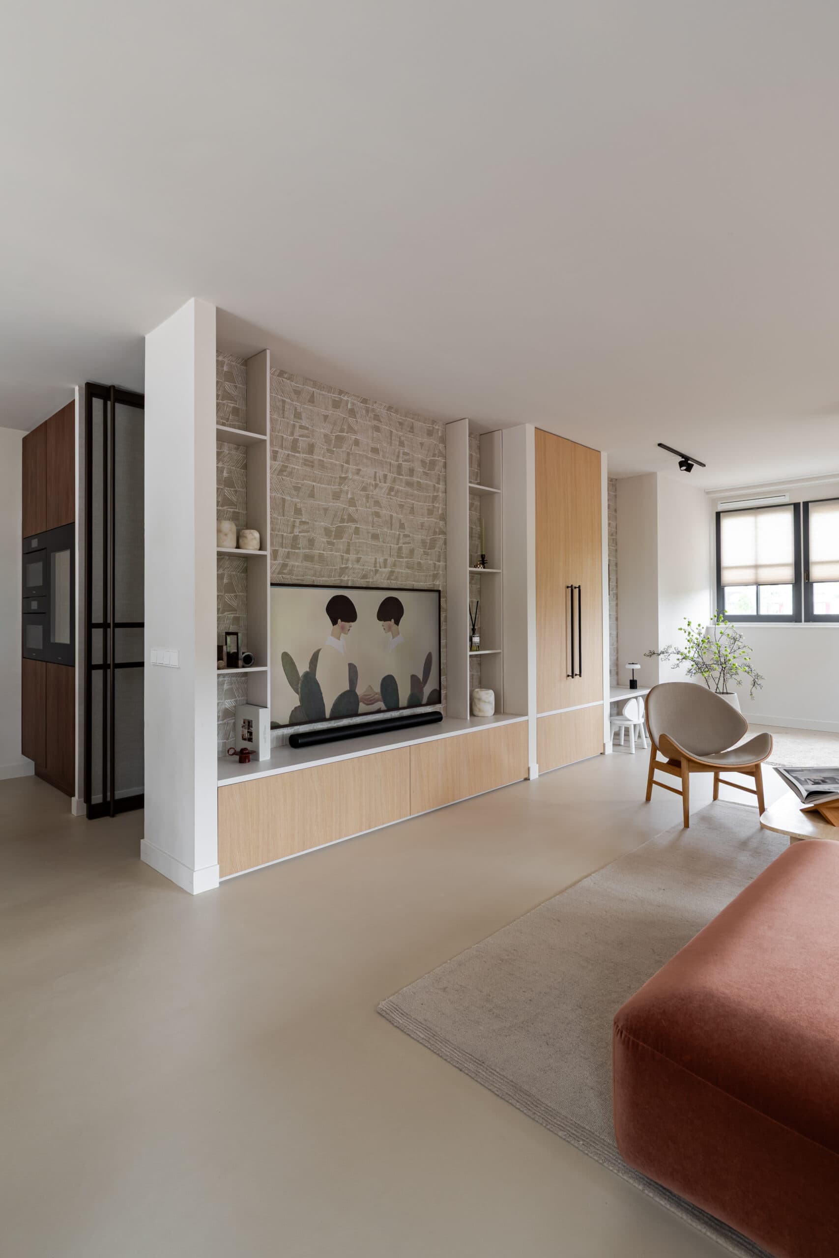 Kasten met beige textielwerk en witte planken voor decoratie