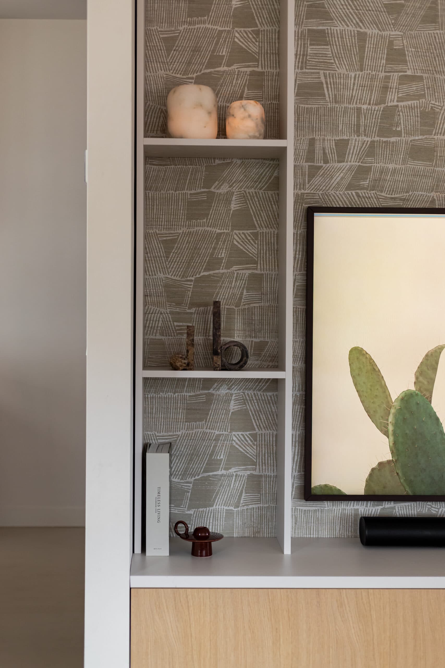 Keuken-eetkamer met rond eikenhouten tafel en donkerhouten kasten