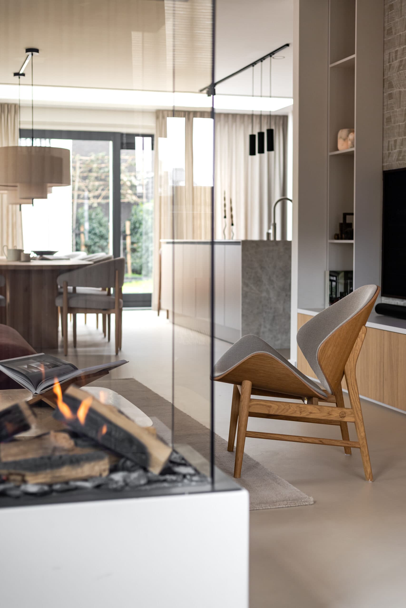Slaapkamer op zolder met houten vloer en dakvensters