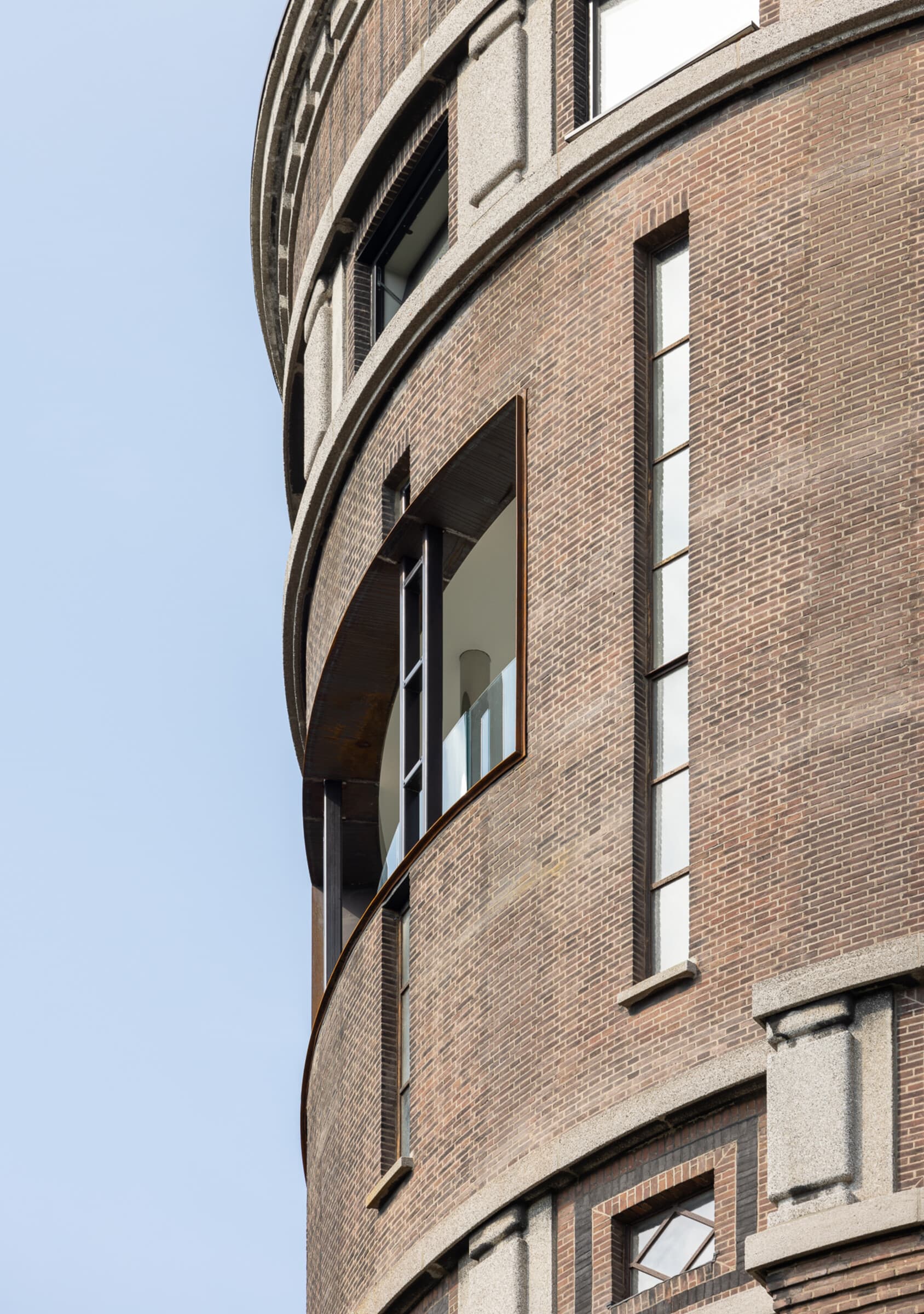 Zithoek in watertoren, gebogen wand met grijze bekleding