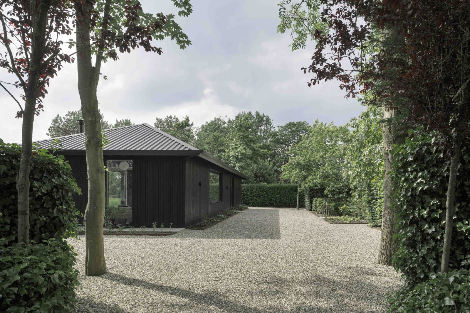 Slaapkamer-gang met eikenhouten wanden en wit dak
