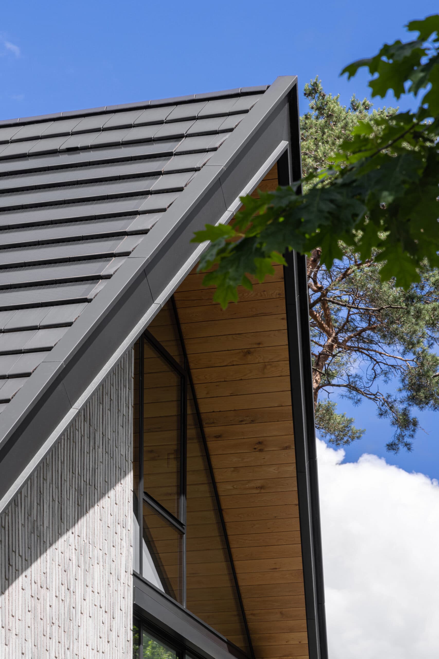 Dakdetail met grijze leisteen tegels en houten onderconstructie