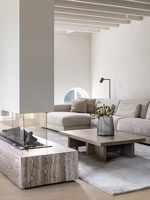 Moderne woonkamer met grijze linnen bank en marmeren salontafel