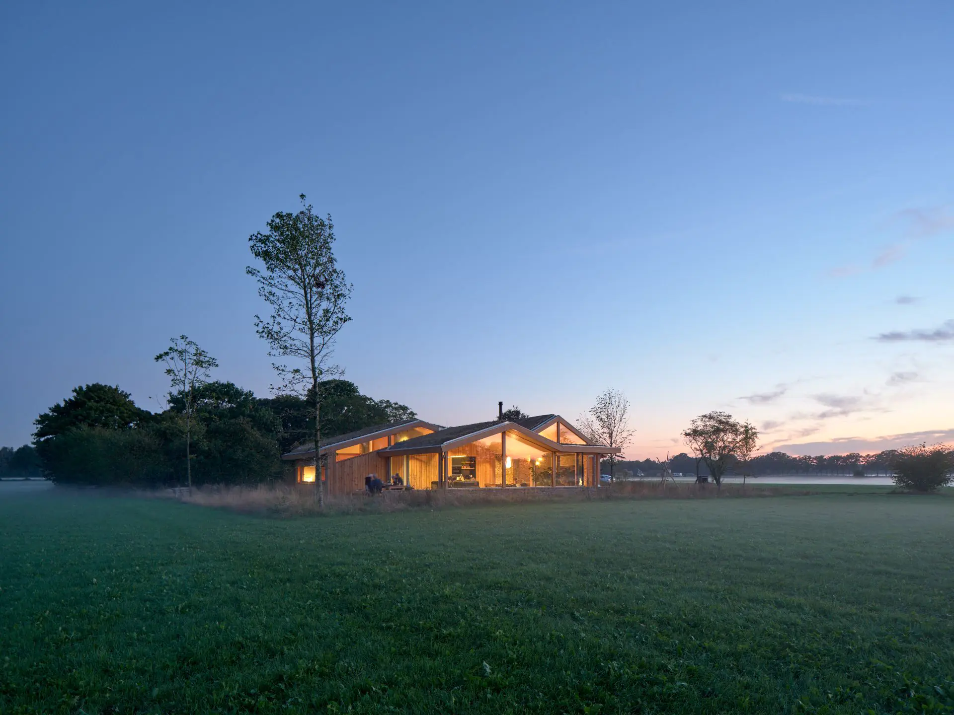 Architectuurmodel van villa met meerdere volumes en dakvormen