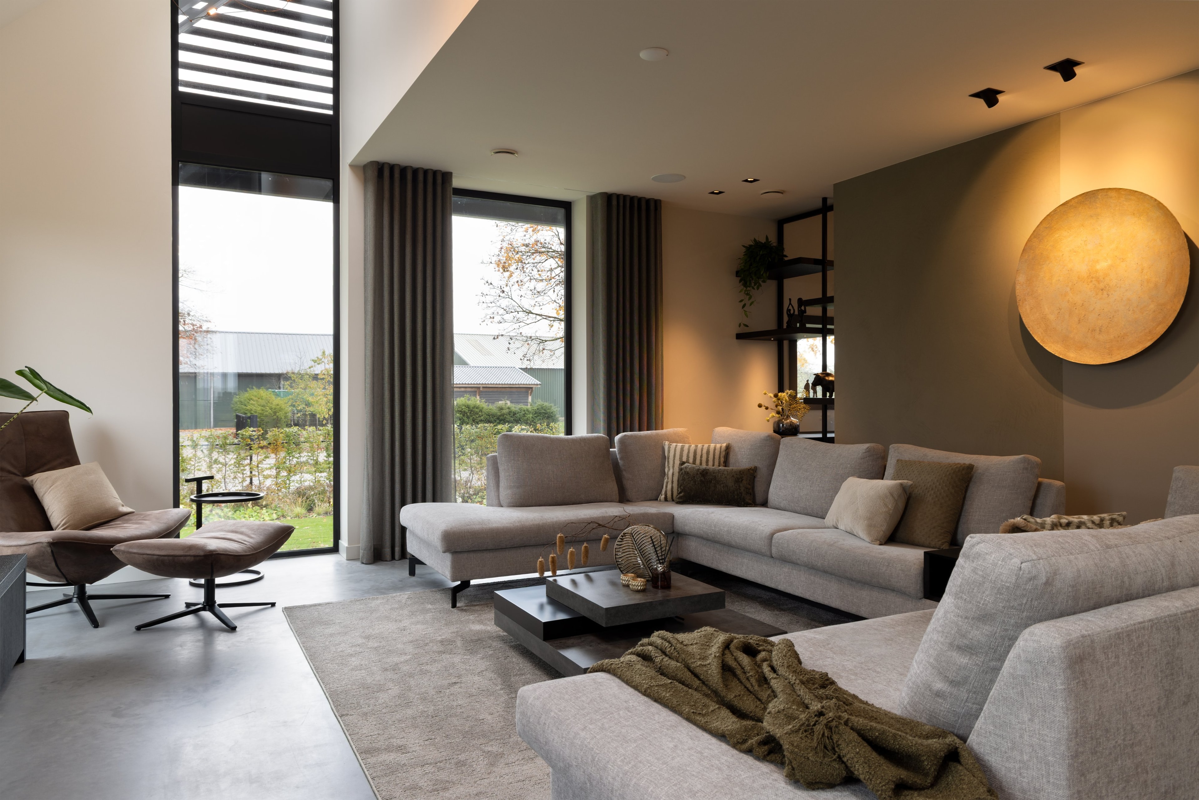 Interieurontwerp luxe villa met sterke zichtlijnen en rijke texturen