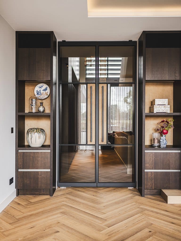 Trappenhuis met donkerhouten kasten met geode decoraties