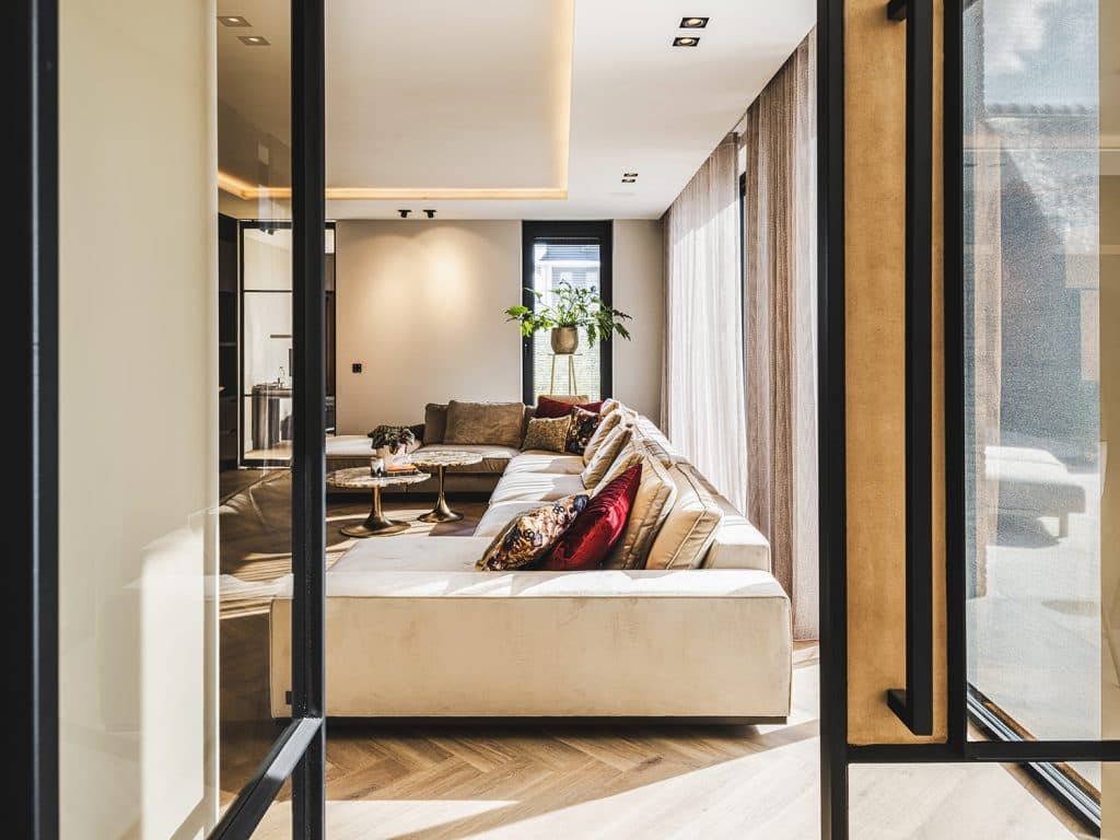 Woonkamer met ingebouwde mediawall, gashaard en eikenhouten vloer