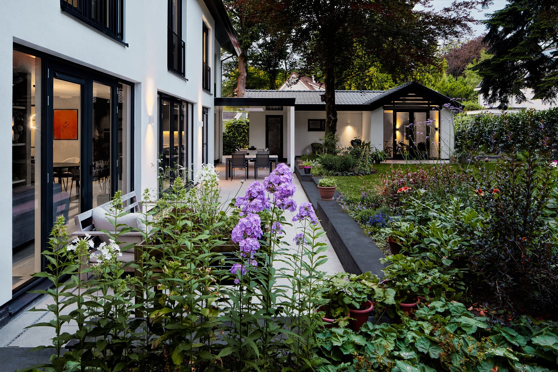 Houten constructie onder witte kunststof bescherming tijdens renovatie