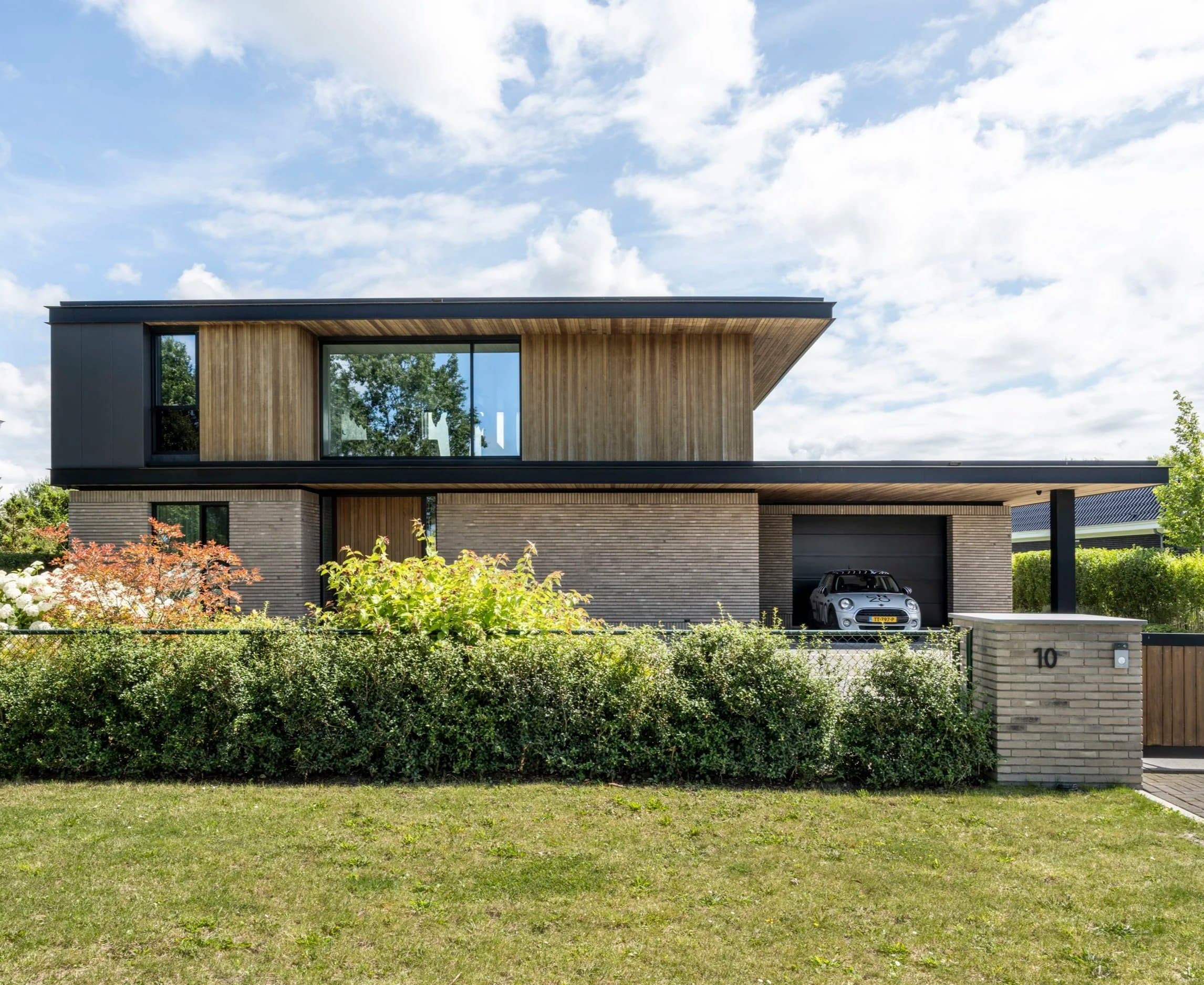Moderne villa met houten verticale gevelbekleding en grote ramen