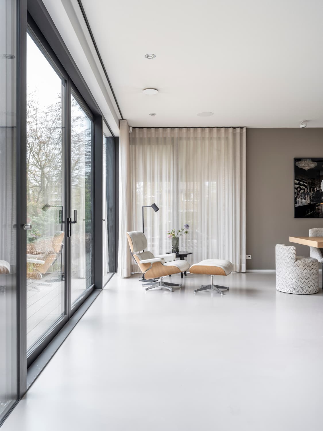 Moderne keuken met witte eiland, kristallen hanglampen en grijze muuraccent