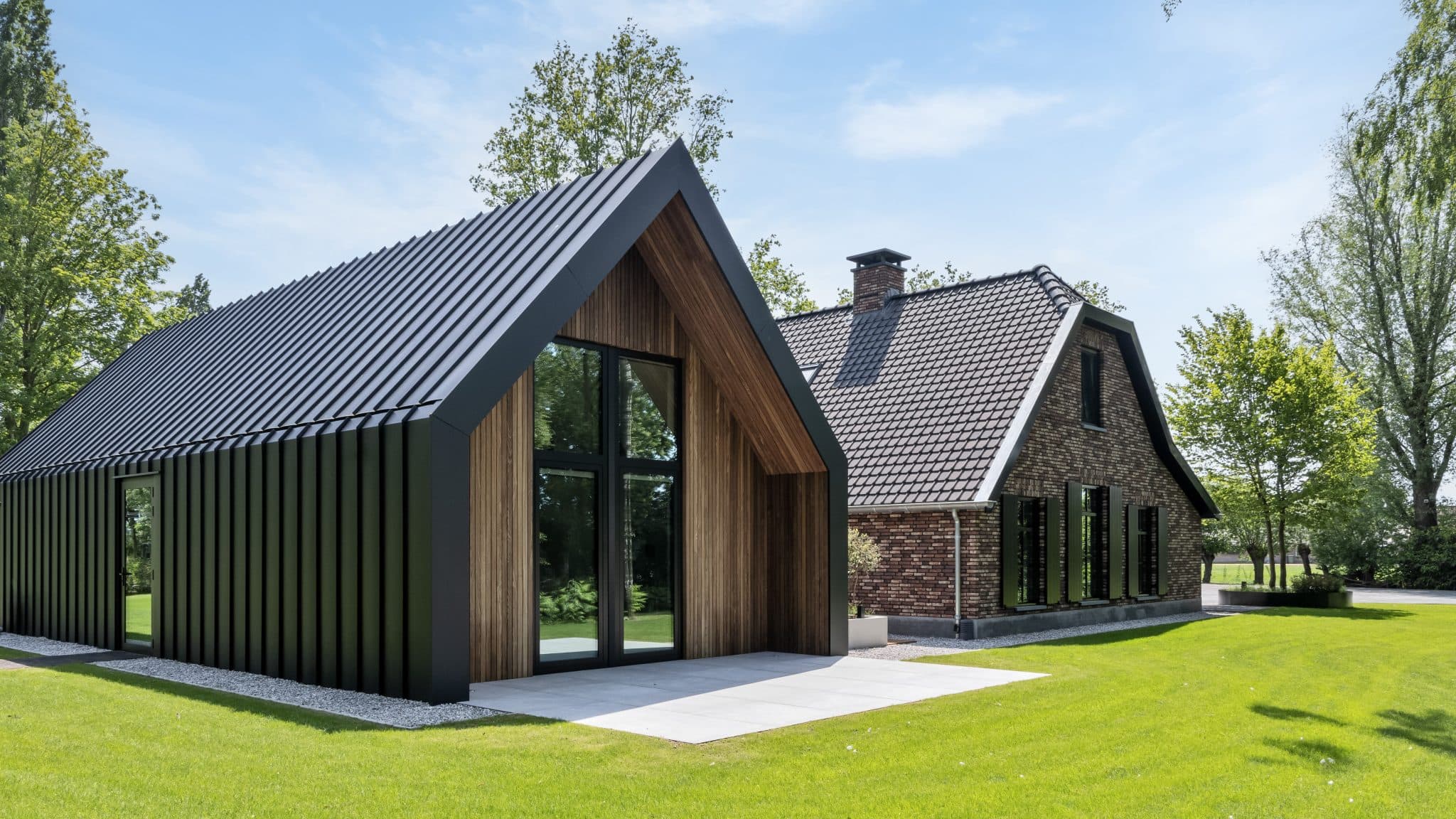 Grijze metalen boerderij met houten dakkapel, dakpan dak en grijze betonvloer
