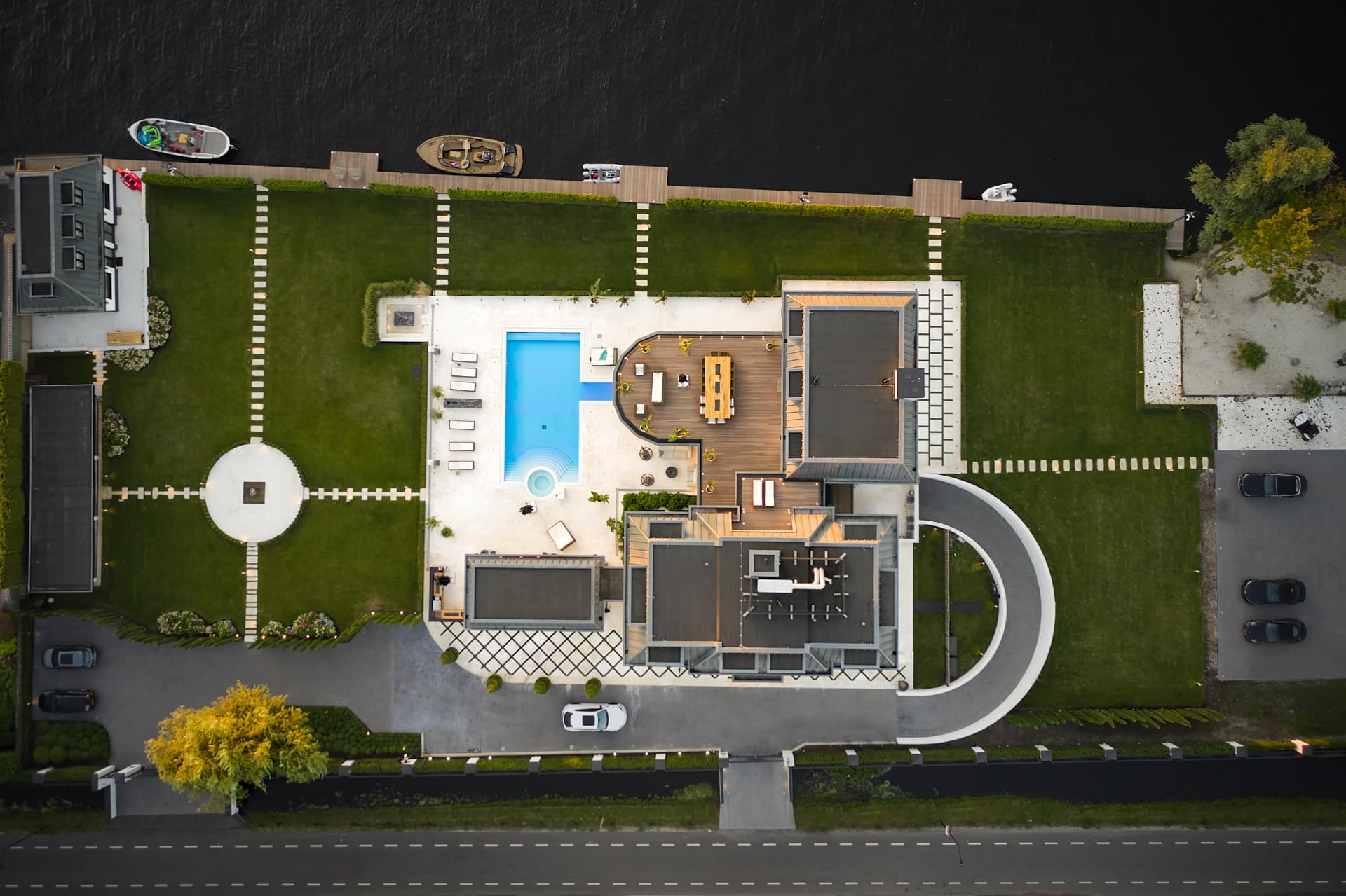 Luchtfoto moderne villa met zwembad, tuinen en gepaved terras