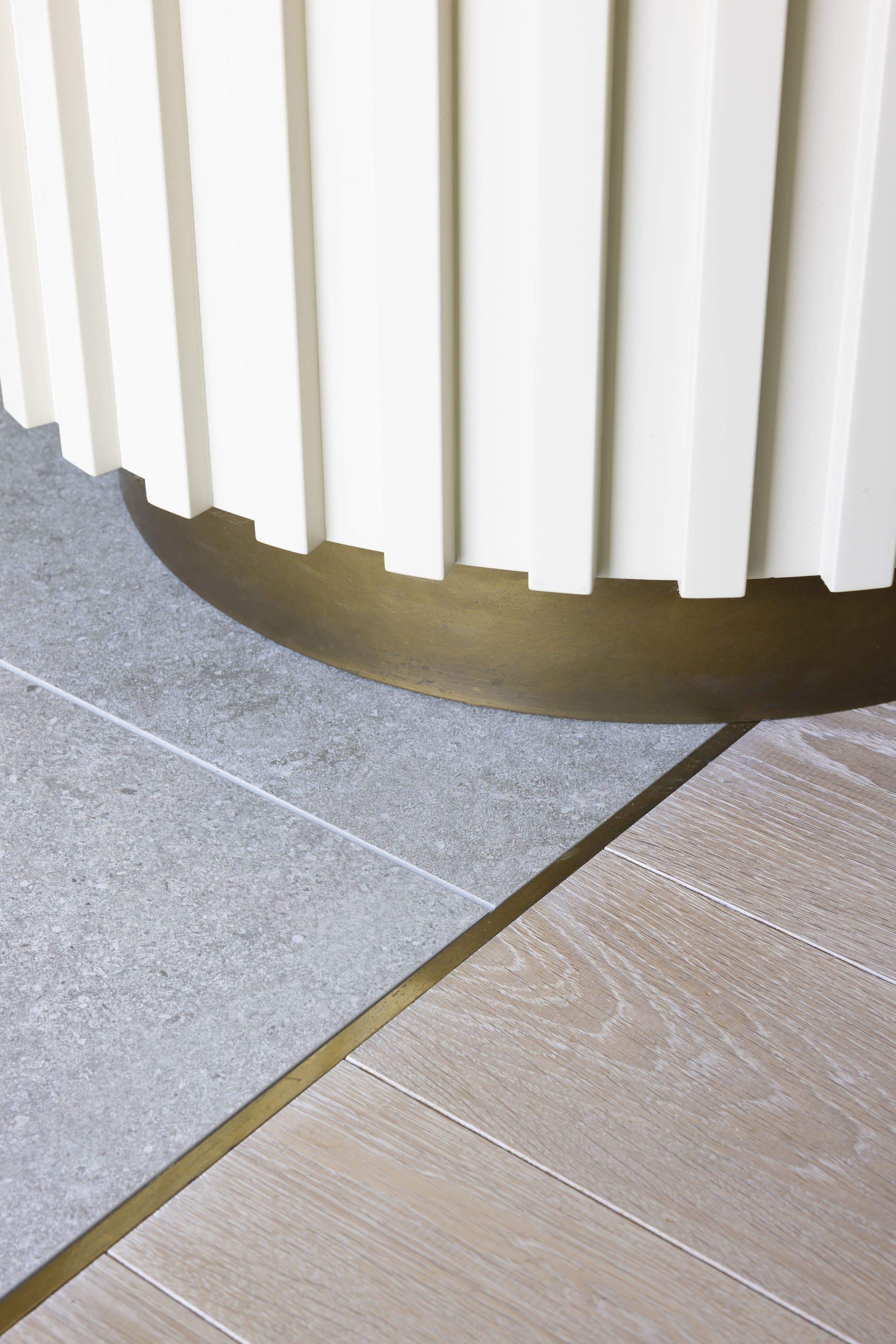 Woonkamer met zwarte kasten, gouden handel en decoratief wandobject